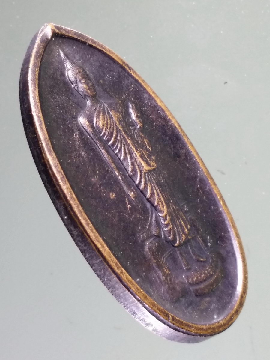 รหัสสินค้า นครปฐม 004 เหรียญสมโภชพระศรีศากยะทศพลญาณประธานพุทธมณฑลสุทรรศน์ หลังภปร.สร้างปี 2525 พระรายการนี้ให้เช่าบูชาแล้ว