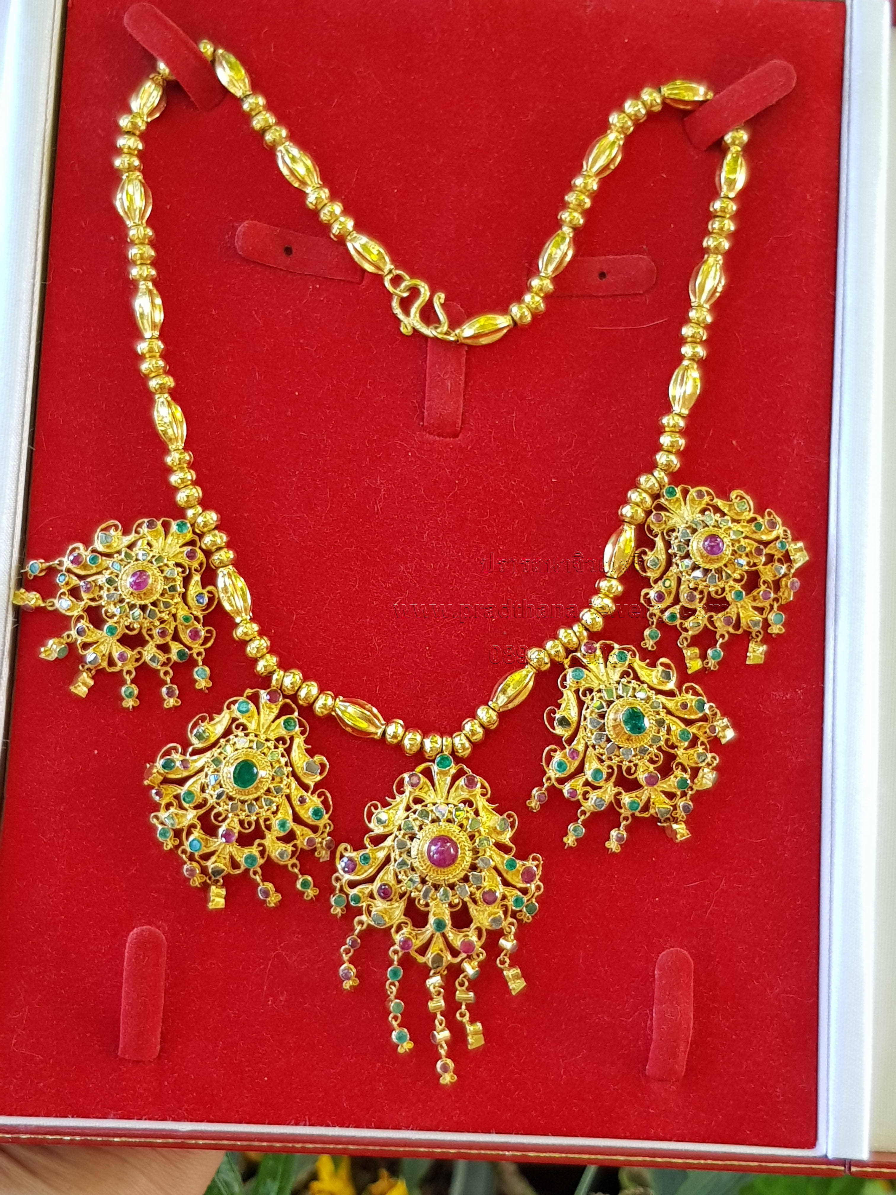 สร้อยคออุบะห้าช่อสามสี