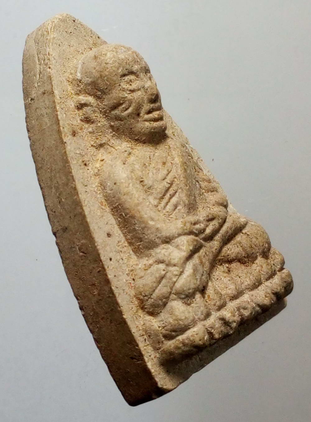 รหัสสินค้า หลวงปู่ทวด วัดต่างๆ 187 หลวงปู่ทวด วัดช้างให้ จังหวัดปัตตานี เนื้อผงสีเทา หลังเรียบ ไม่ทราบปีที่สร้าง