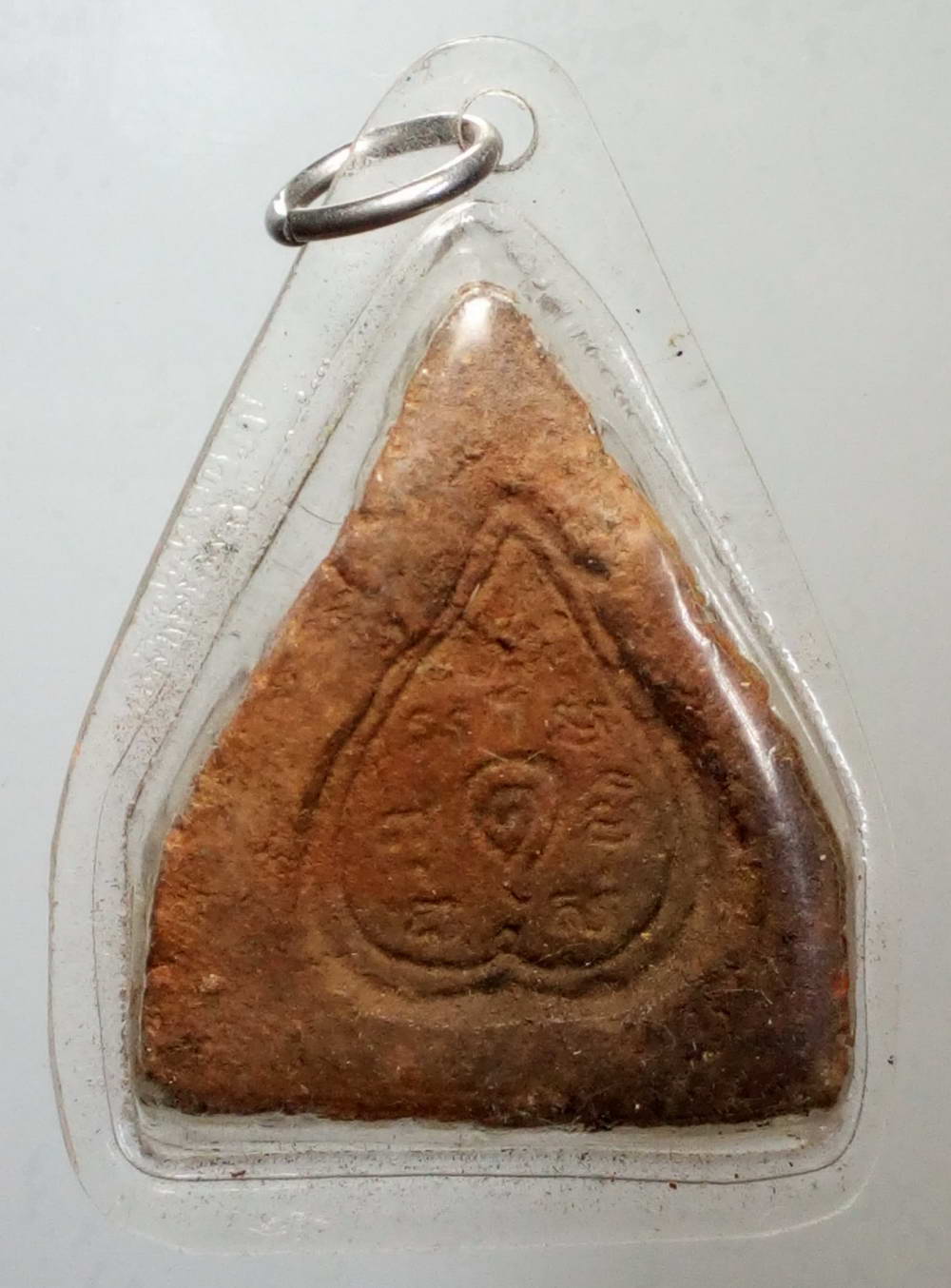 รหัสสินค้า พระไม่ทราบที่ 197 พระเนื้อดินเผาซุ้มเรือนแก้ว ด้านหลังมี ตราสัญลักษณ์กดจมลึกลงไปในเนื้อพระ ไม่ทราบที่ เลี่ยมพลาสติกมาแต่เดิม พร้อมใช้ครับ พระรายการนี้ให้เช่าบูชาแล้ว