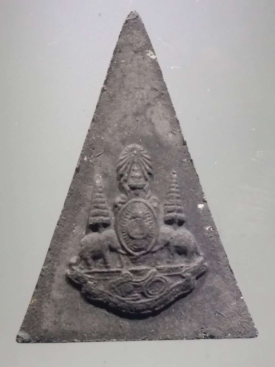 รหัสสินค้า พระมีกล่อง 3801 พระกำลังแผ่นดิน เนื้อผง หลังตราสัญลักษณ์พระราชพิธีกาญจนาภิเษก จัดสร้างปี 2539