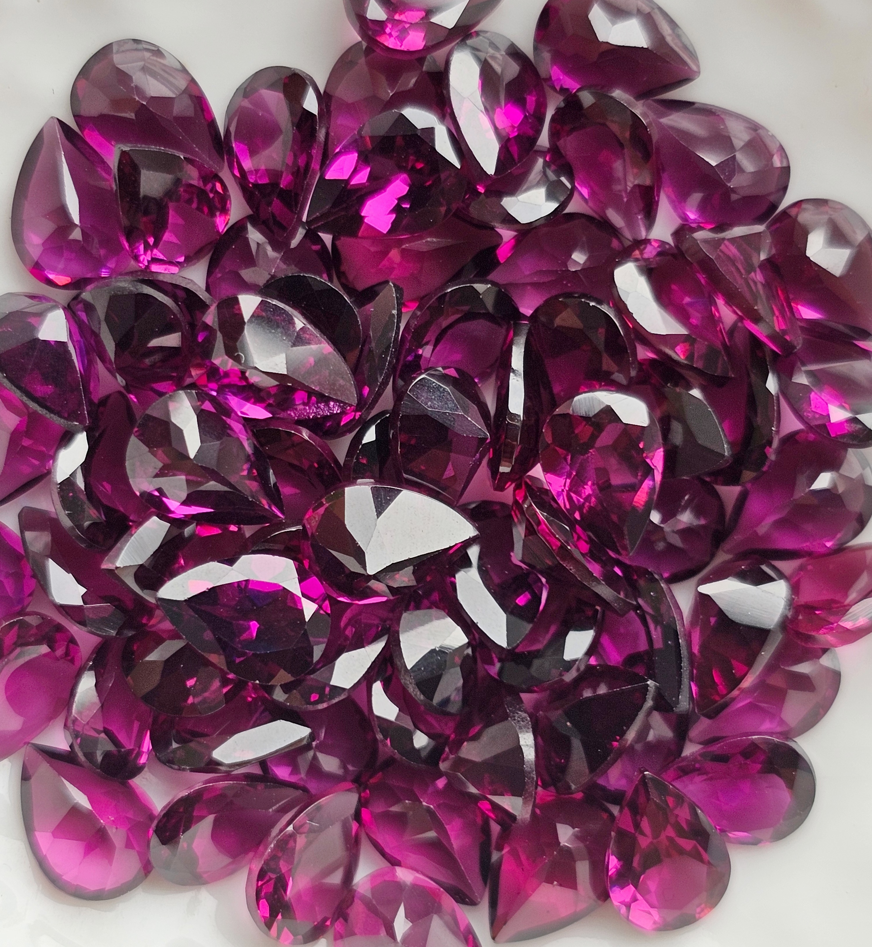พลอยโรโดไลท์หยดน้ำ 7x5mm. 5 กะรัต