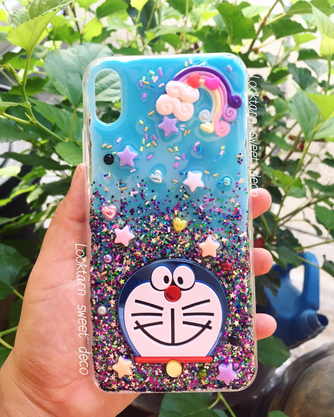 เคสพื้นสีฟ้า เคลือบกากเพชรรวมไล่สีใส อะคริลิคโดเรม่อน