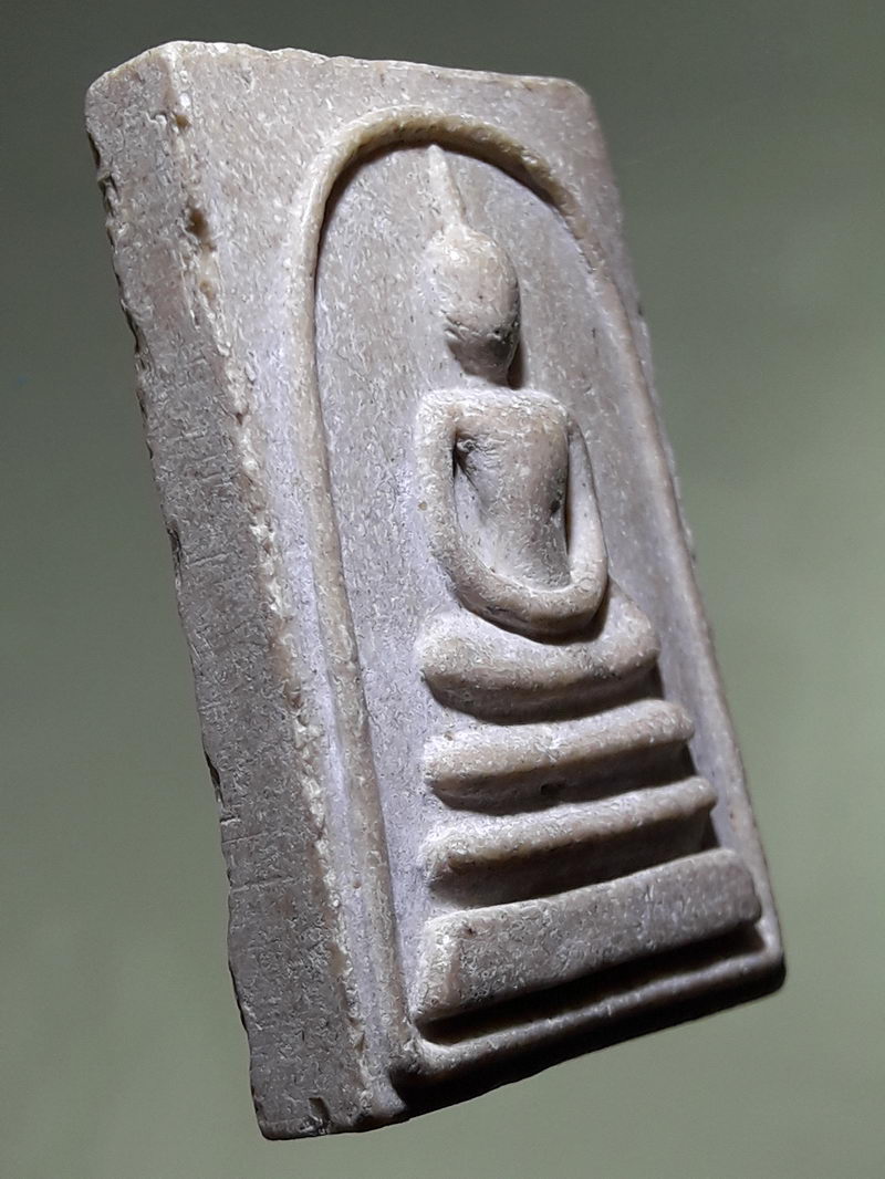 รหัสสินค้า พระสมเด็จ วัดต่างๆ 1323 พระสมเด็จเนื้อผงหลังรูปเหมือนหลวงพ่อแพ วัดพิกุลทอง จังหวัดสิงห์บุรี ไม่ทราบปีที่สร้าง