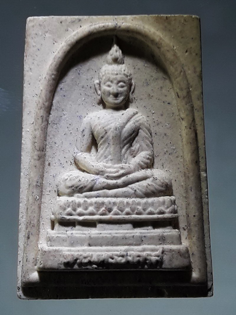 รหัสสินค้า พระเนื้อดิน ผง ว่าน 10351 พระพุทธอังคีรส พระรามหลวงประจำรัชกาลที่ 7 วัดราชบพิธสถิตมหาสีมาราม ขนาดเทียบกับเหรียญบาท
