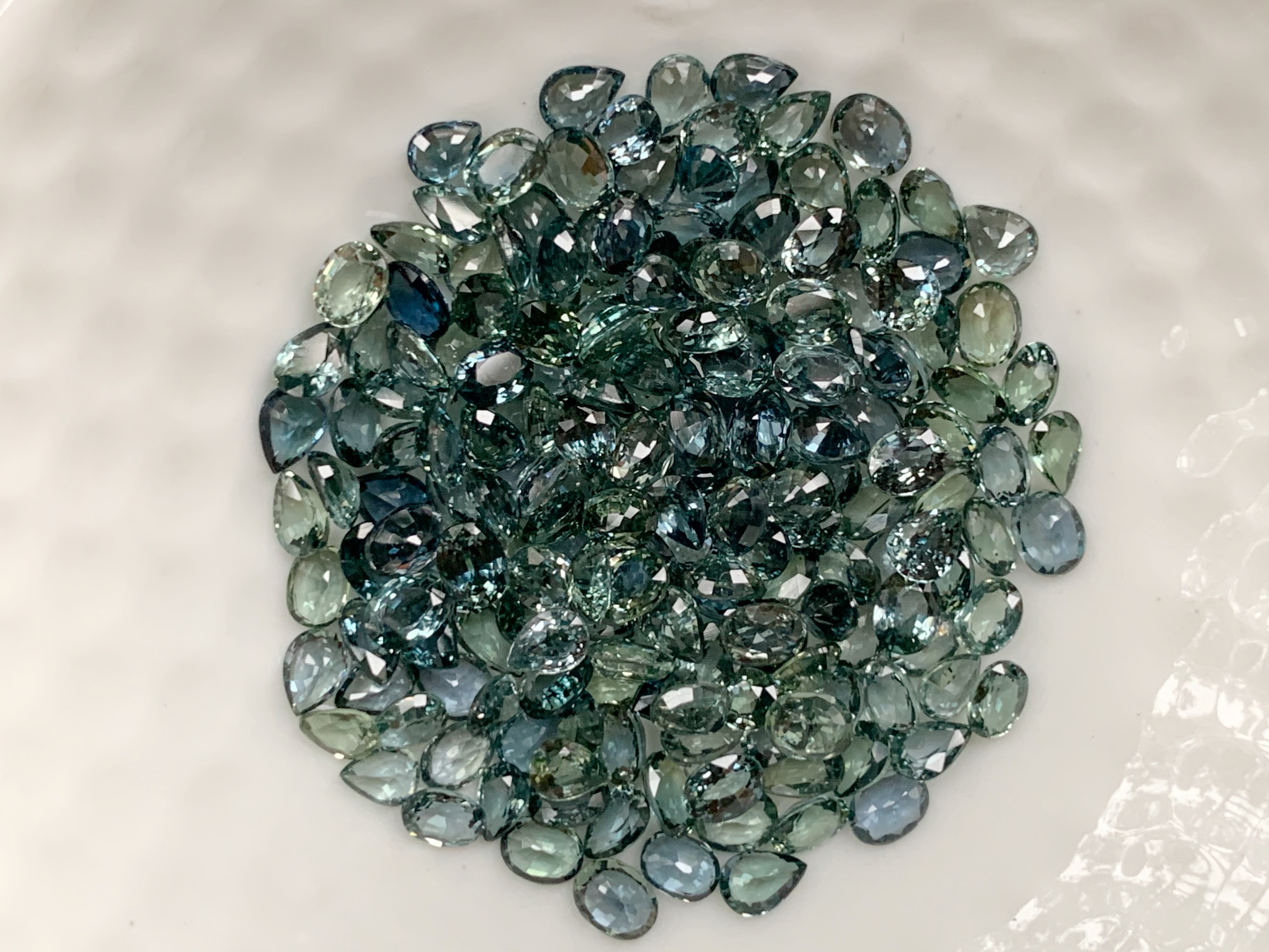 แซฟไฟร์เขียวอมน้ำเงินไข่ 4x3 mm. 1 กะรัต