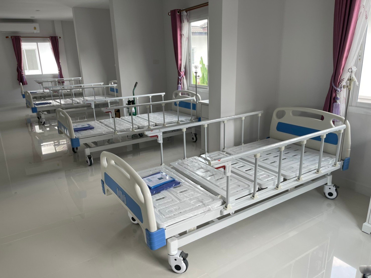 เตียงผู้ป่วยปรับไฟฟ้า 4 ฟังก์ชั่น SUPER LOW หัวท้าย ABS ราวสไลด์ I ปรับเตียงต่ำพิเศษ 35 ซม.+ แถมพิเศษ ฟูกที่นอน 4 ตอน + ชุดผ้าปูที่นอน ปลอกหมอน + ผ้ายางกันเปื้อน