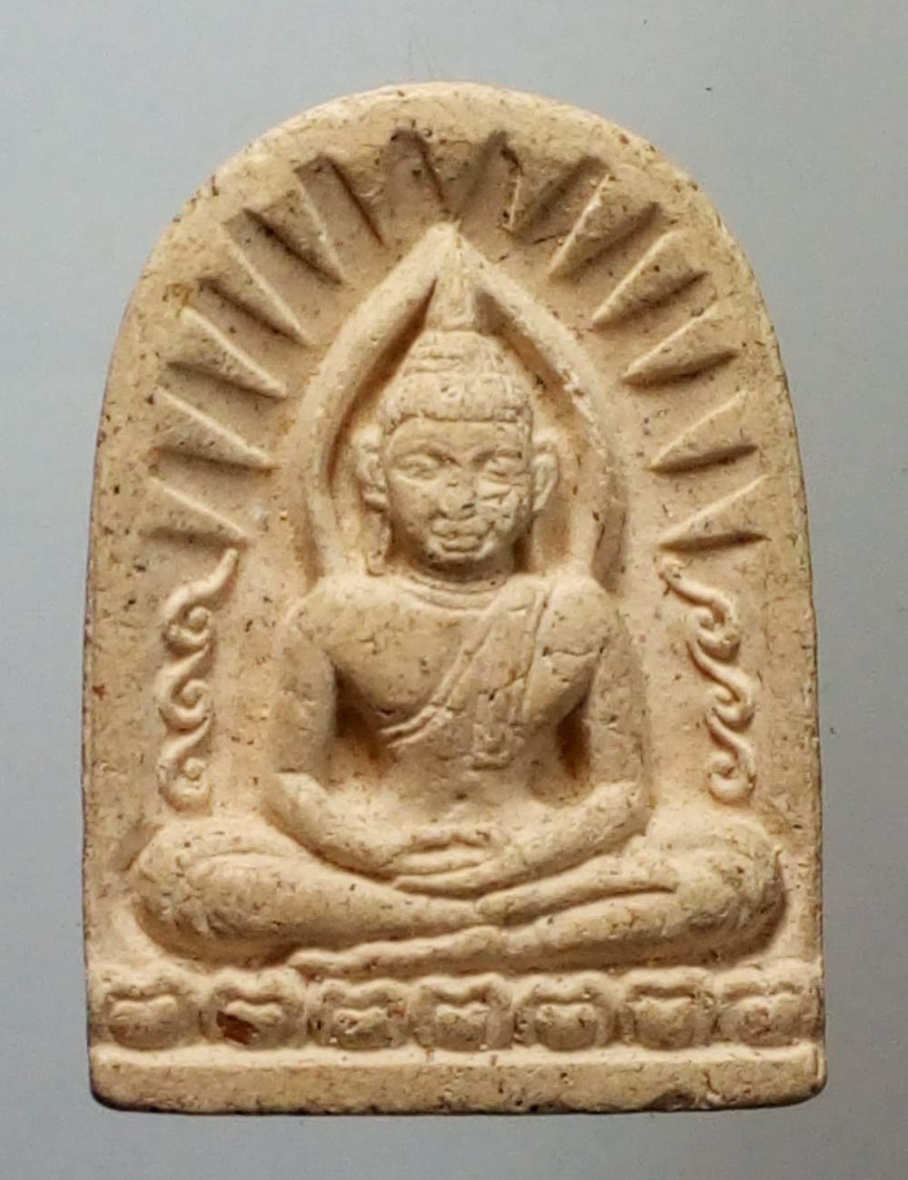 รหัสสินค้า พระไม่ทราบที่ 162 พระซุ้มกอเนื้อผง พิมพ์ใหญ่มีกนก ไม่ทราบที่ พระรายการนี้ให้เช่าบูชาแล้ว