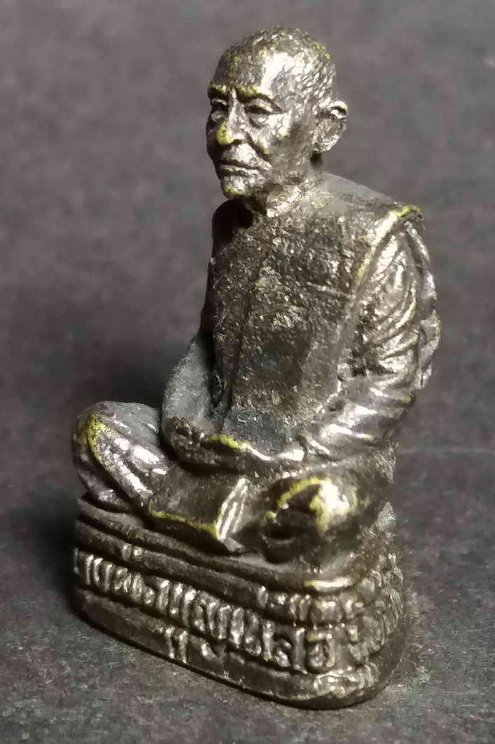 รหัสสินค้า พระกริ่ง พระหล่อ 053 รูปหล่อ หลวงพ่อบุญเหลือ ฐิตสีโล วัดคุ้งใหญ่ เนื้อทองเหลืองรมดำ