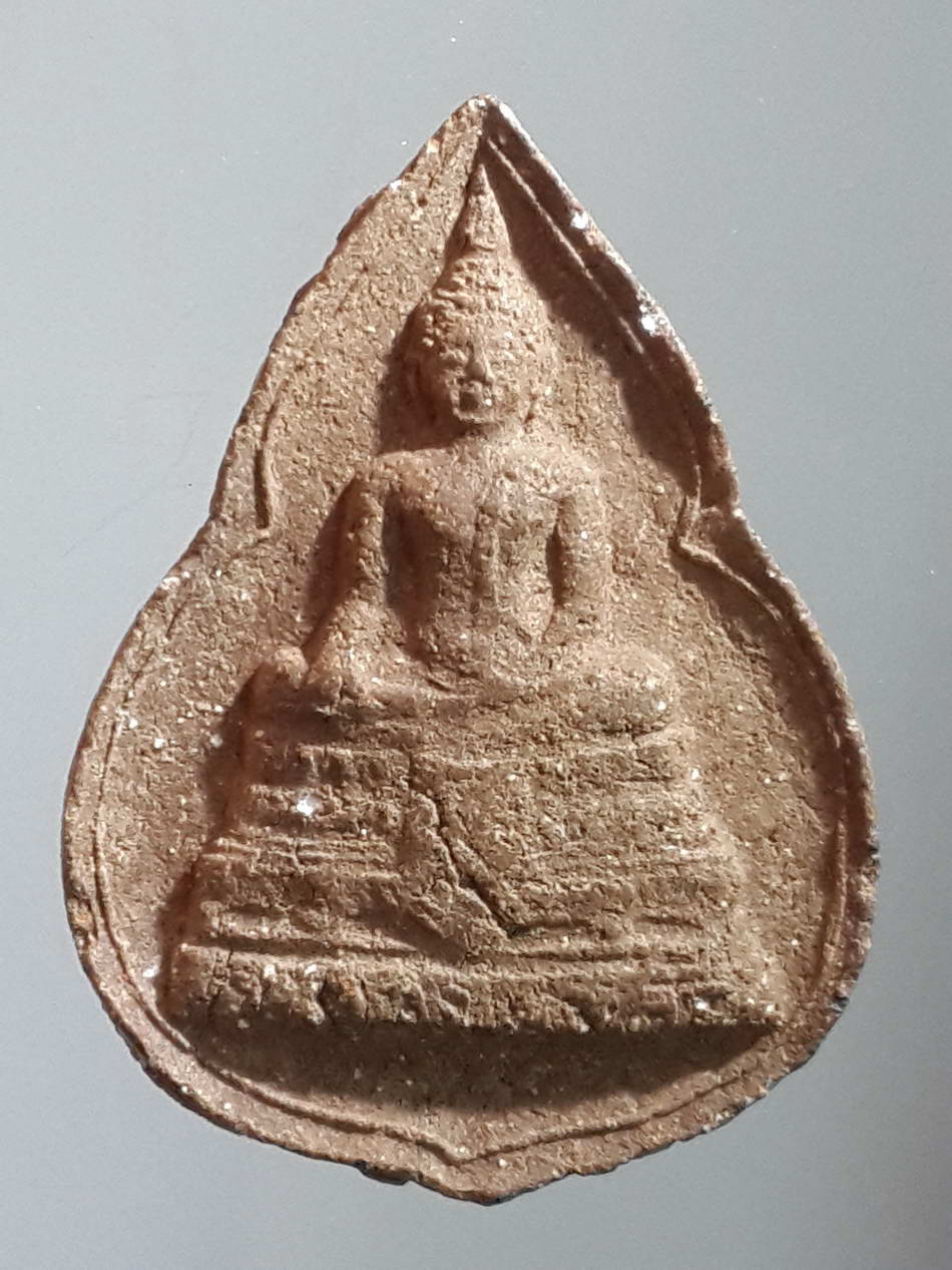 รหัสสินค้า พิจิตร 037 พระกลีบบัวเนื้อผงผสมว่าน พิมพ์พระพุทธ หลวงพ่อลือ วัดวังกลม จังหวัดพิจิตร พระรายการนี้ให้เช่าบูชาแล้ว