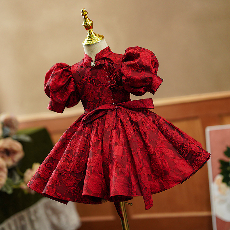 Gd4518- พร้อมส่งจากไทย ชุดออกงานเด็กหญิงสีแดง คอจีน แขนตุ๊กตา ระบายหน้าผูกโบว์น่ารัก ชุดเข้ารูปสวยหรูหรา ผ้าลายดอกมีมิติ ชุดราตรีเด็กทรงสั้น