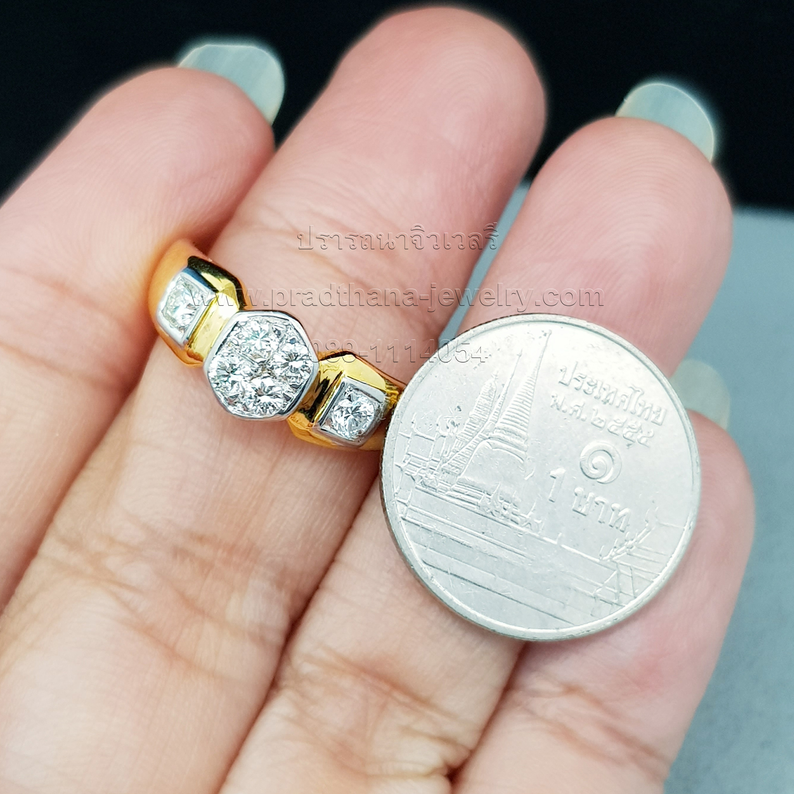 แหวนเพชรกระจุกกลางบ่าเพชร