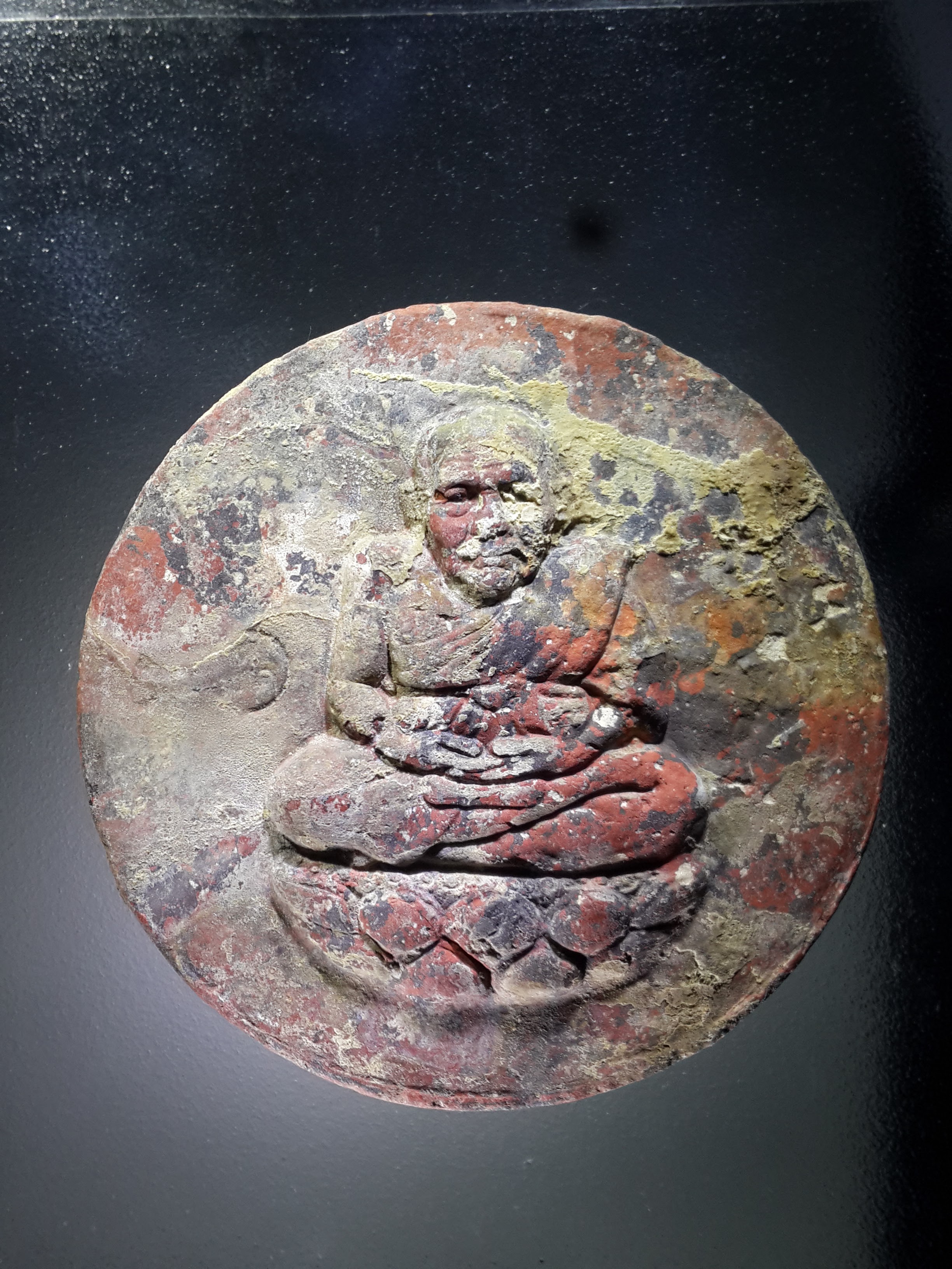 รหัสสินค้า หลวงปู่ทวด วัดต่างๆ 433 หลวงปู่ทวด เนื้อว่านก้นครก หลังท้าวกุเวร ถือถุงเงิน วัดห้วยมงคล จังหวัดประจวบคีรีขันธ์ พระสภาพถูกน้ำท่วมพิจารณาก่อนเช่าบูชานะครับ