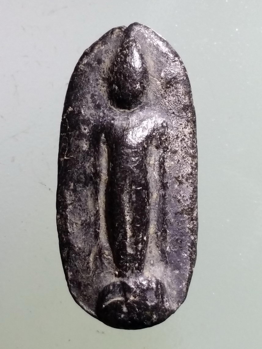 รหัสสินค้า พระไม่ทราบที่ 586 พระเนื้อดินพิมพ์ยืน ขนาดเมื่อเทียบกับเหรียญบาท ไม่ทราบที่ เก่าครับมีอายุ พระรายการนี้ให้เช่าบูชาแล้ว