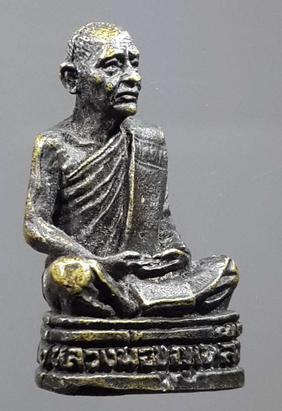 รหัสสินค้า พระกริ่ง พระหล่อ 205 รูปหล่อหลวงพ่อบุญเหลือ วัดคุ้งใหญ่ เนื้อทองเหลืองรมดำ หล่อตัน