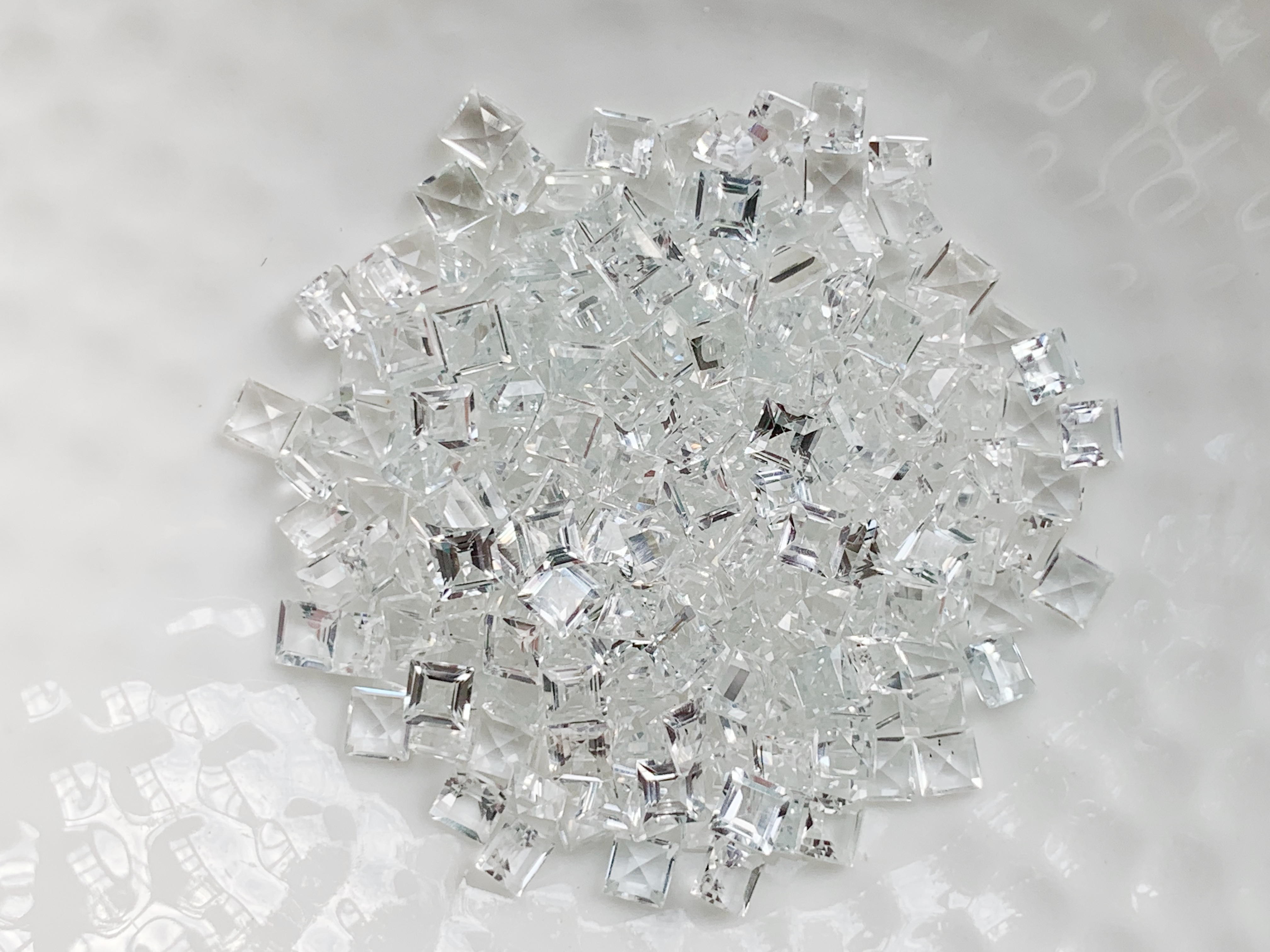 ไวท์โทปาสสี่เหลี่ยม 3X3 มม. 5 กะรัต