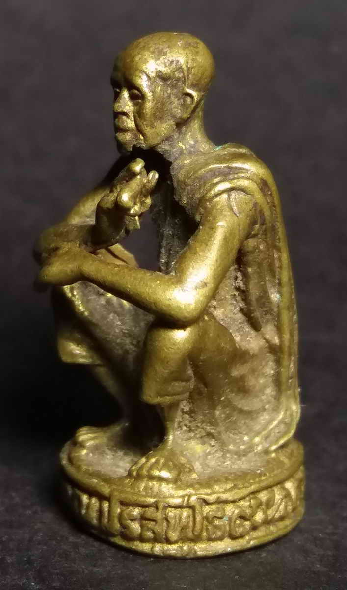 รหัสสินค้า พระกริ่ง พระหล่อ 052 รูปหล่อท่านั่งเอกลักษณ์ หลวงพ่อคูณ วัดบ้านไร่ จ.นครราชสีมา สร้างปี 2536 พระรายการนี้ให้เช่าบูชาแล้ว