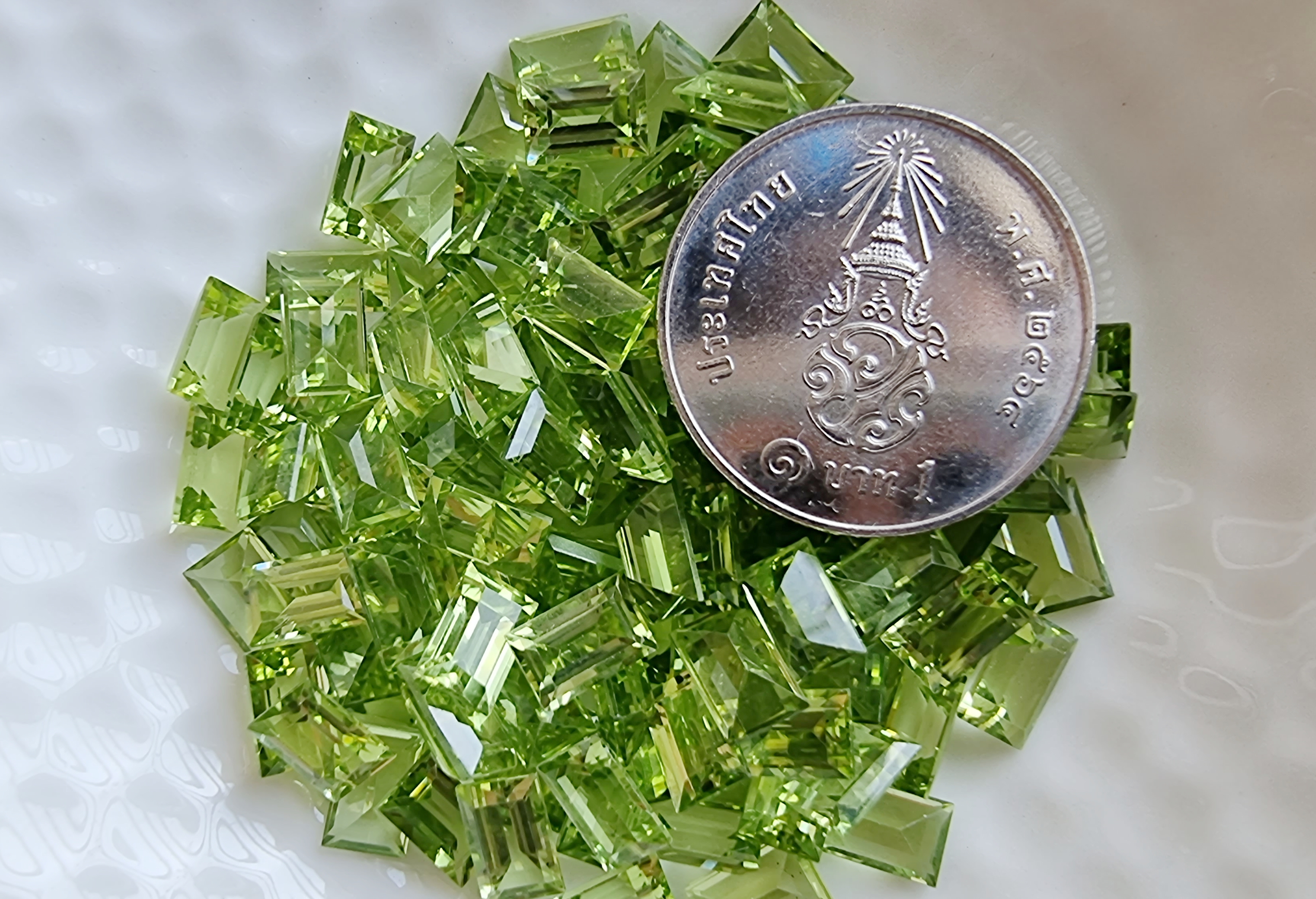 เพอริดอทสี่เหลี่ยม 6x4mm. 5 กะรัต