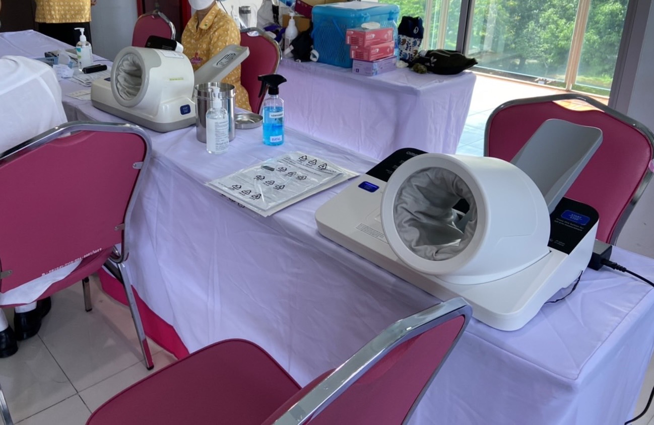 เครื่องวัดความดันโลหิตอัตโนมัติชนิดสอดแขน OMRON HBP-9030 + พร้อมรถเข็นขาตั้งครบชุด + แถมฟรีกระดาษบันทึกผล รับประกัน 1 ปี ผลิตภัณฑ์ประเทศญี่ปุ่น