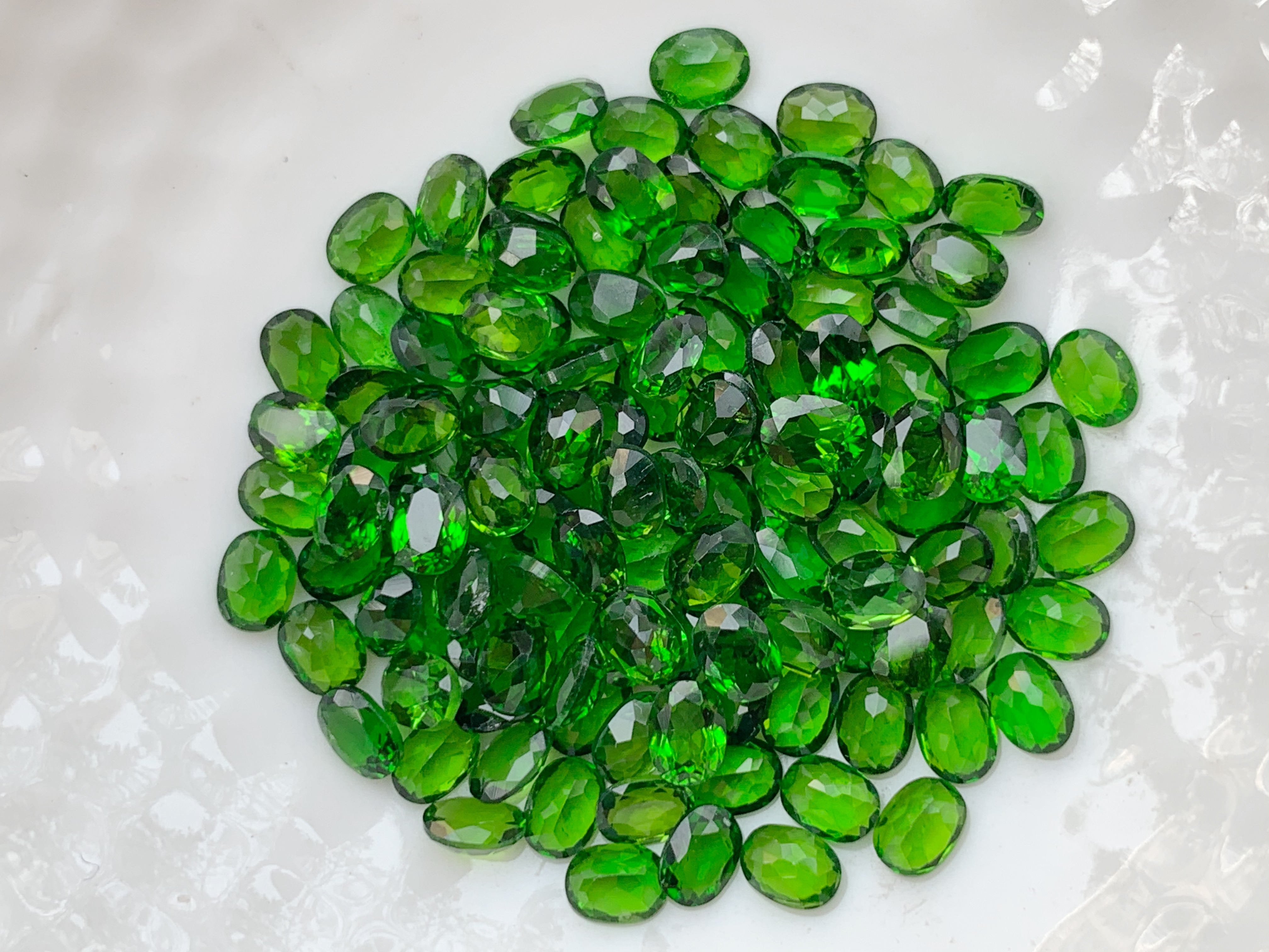 โครมไดออฟไซด์ไข่ 4x3 mm. 1 กะรัต