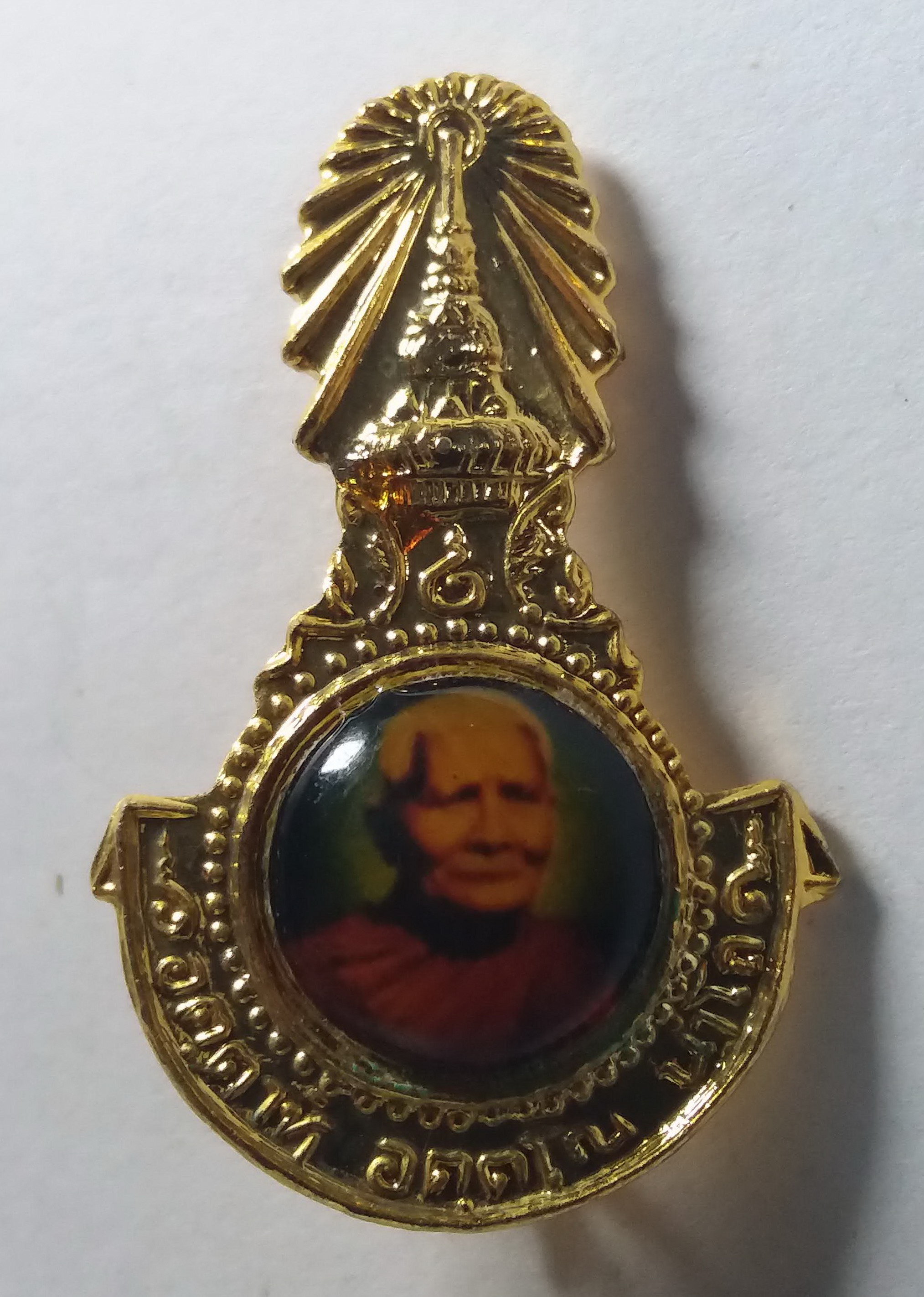 รหัสสินค้า เชียงใหม่ 012 ล็อกเก็ต เข็มกลัดกะไหล่ทอง หลังยันต์ห้า หลวงปู่แหวน วัดดอยแม่ปั๋ง จังหวัดเชียงใหม่ พระรายการนี้ให้เช่าบูชาแล้ว