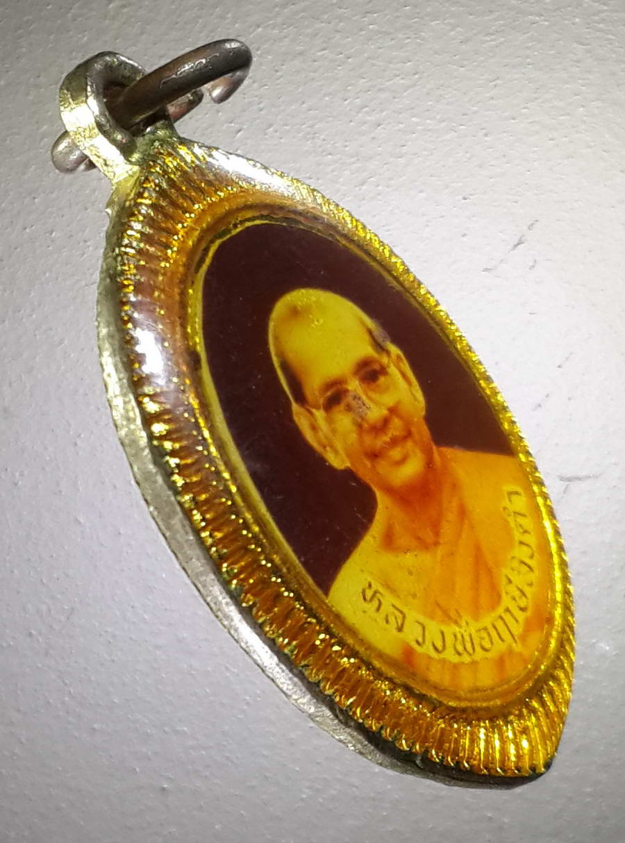 รหัสสินค้า เครื่องราง ล็อตเก็ต ภาพถ่าย 078 ล็อกเก็ตสมเด็จองค์ปฐม - หลวงพ่อฤาษีลิงดำ ไม่ทราบปีที่สร้าง ของเก่าน่าสะสมครับ