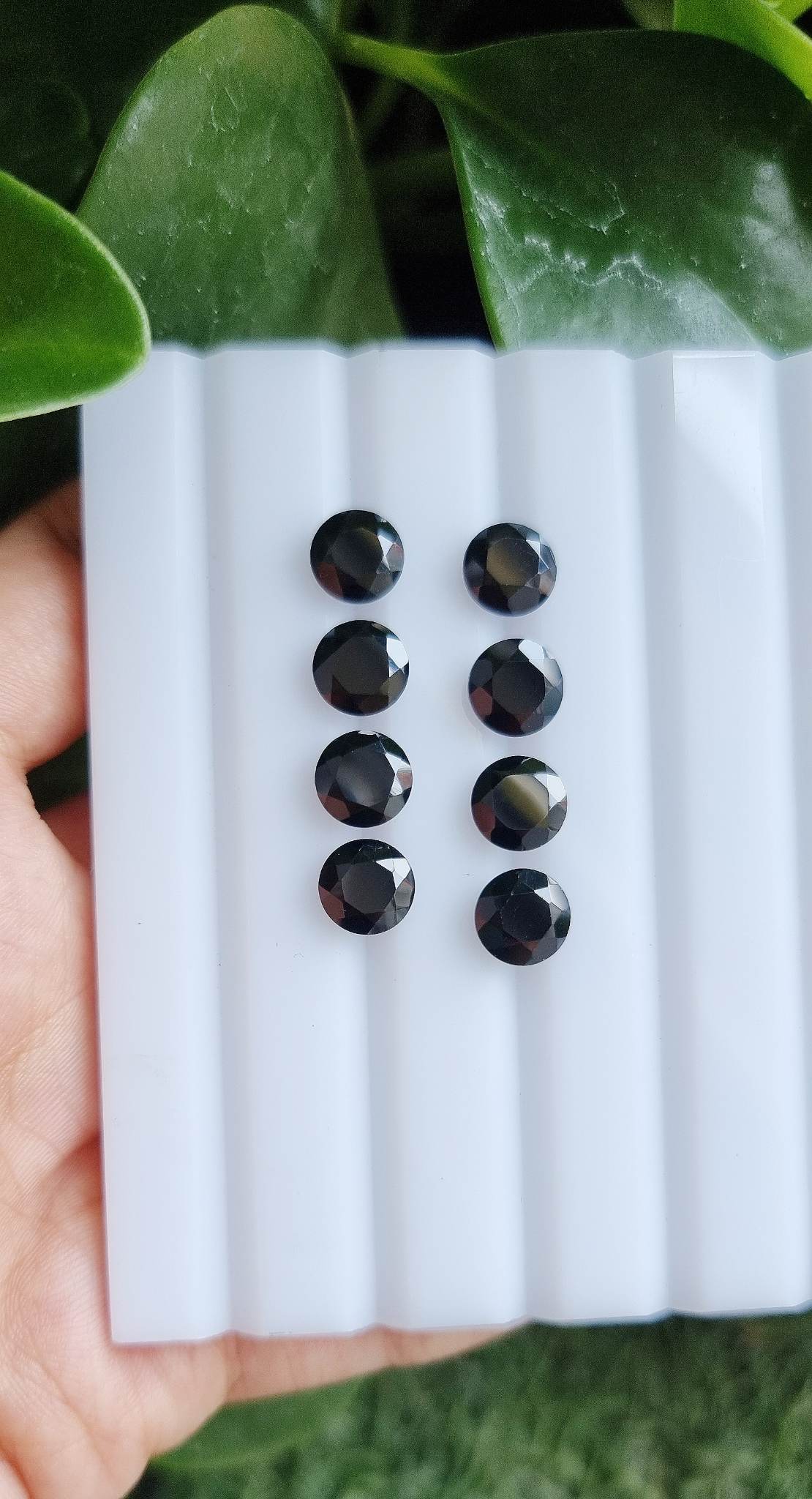 นิลกลม เจียรเหลี่ยม 8.0 mm. 1 เม็ด