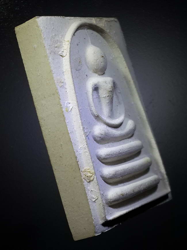 รหัสสินค้า พระมีกล่อง 377 พระสมเด็จเนื้อผงหลังรูปเหมือนหลวงพ่อแพ วัดพิกุลทอง จังหวัดสิงห์บุรี หลังยันต์พุฒซ้อนและยันต์นะโมพุทธายะ (พระเจ้าห้าพระองค์)