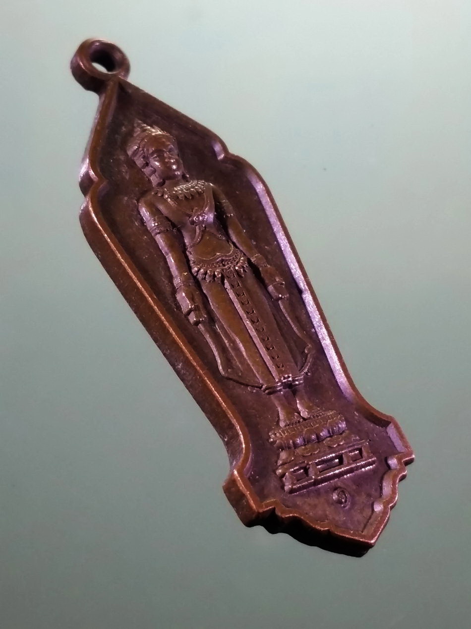 รหัสสินค้า เหรียญพระพุทธ 4243 เหรียญที่ระลึกพิธีเททองพระร่วงเปิดโลก วัดราชาธิวาส กรุงเทพฯ สร้างปี 2560 ขนาดเทียบกับเหรียญบาท