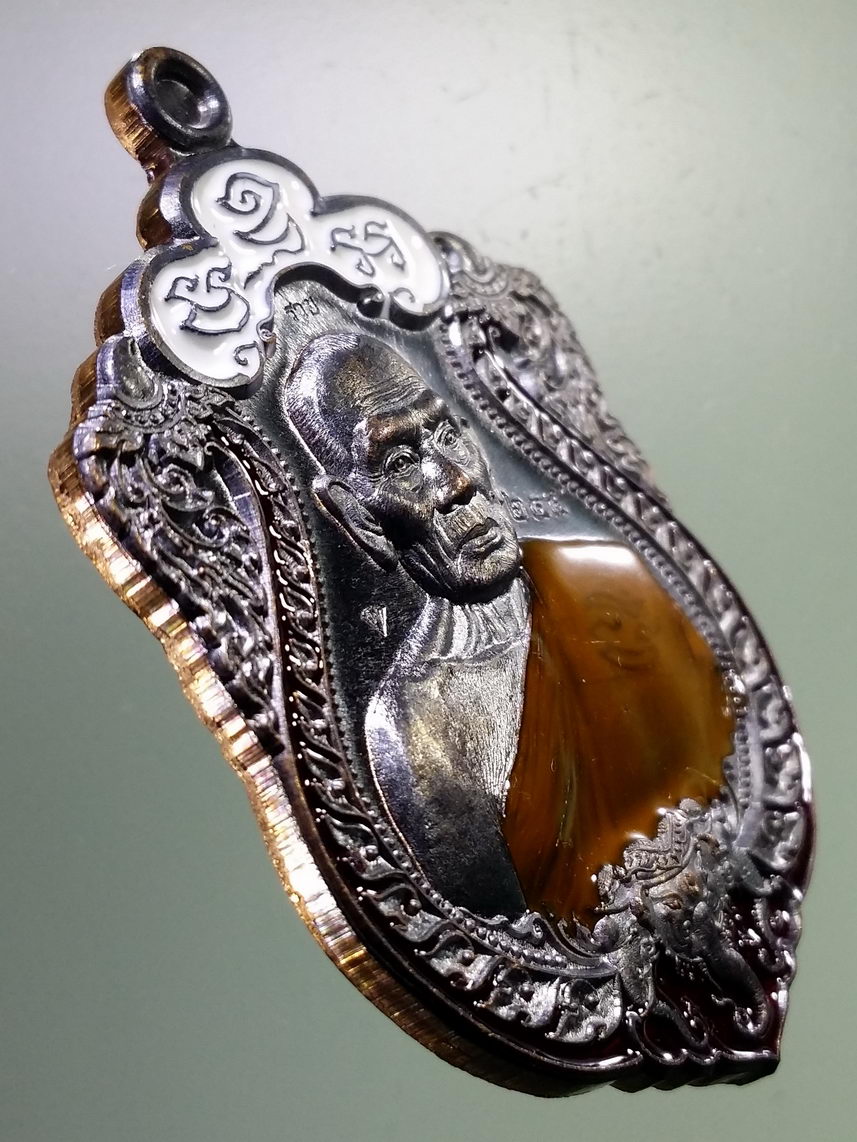 รหัสสินค้า พระมีกล่อง 004 เหรียญเสมาช้างสามเศียร รุ่นเอราวัณพันล้าน เนื้อทองแดงรมดำ ลงยาจีวร หลวงพ่อพัฒน์ วัดห้วยด้วน อำเภอหนองบัว จังหวัดนครสวรรค์ ตอกโค๊ต หมายเลข ๒๔๕