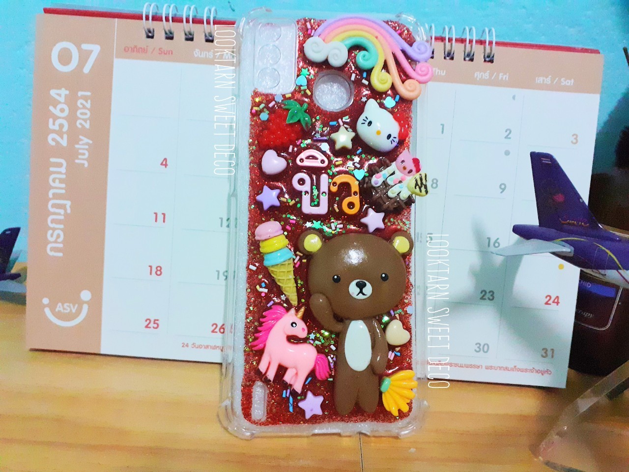 เคสเรซิ่นกากเพชรสีแดง อักษรคละสี ตกแต่งหมีใหญ่