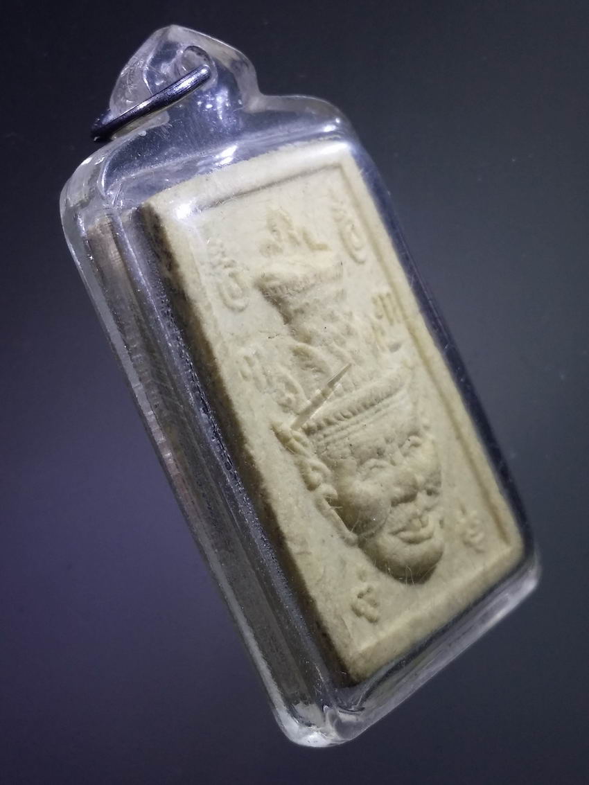 Antig LSD 003 เศียรพ่อแก่เนื้อผง หลังพระพิฆเณศวร ไม่ทราบสำนัก เลี่ยมพลาสติกมาแต่เดิม พระรายการนี้ให้เช่าบูชาแล้ว