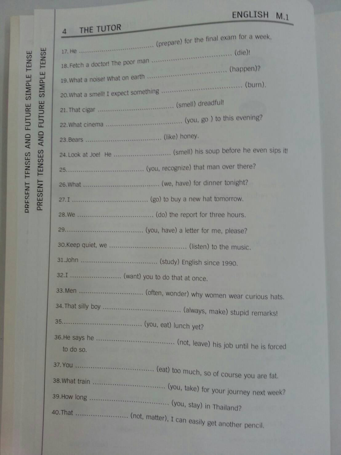 หนังสือกวดวิชา English M.1 ของ The tutor (เหมาะสำหรับเตรียมตัวสอบเข้าม.1 ด้วย)