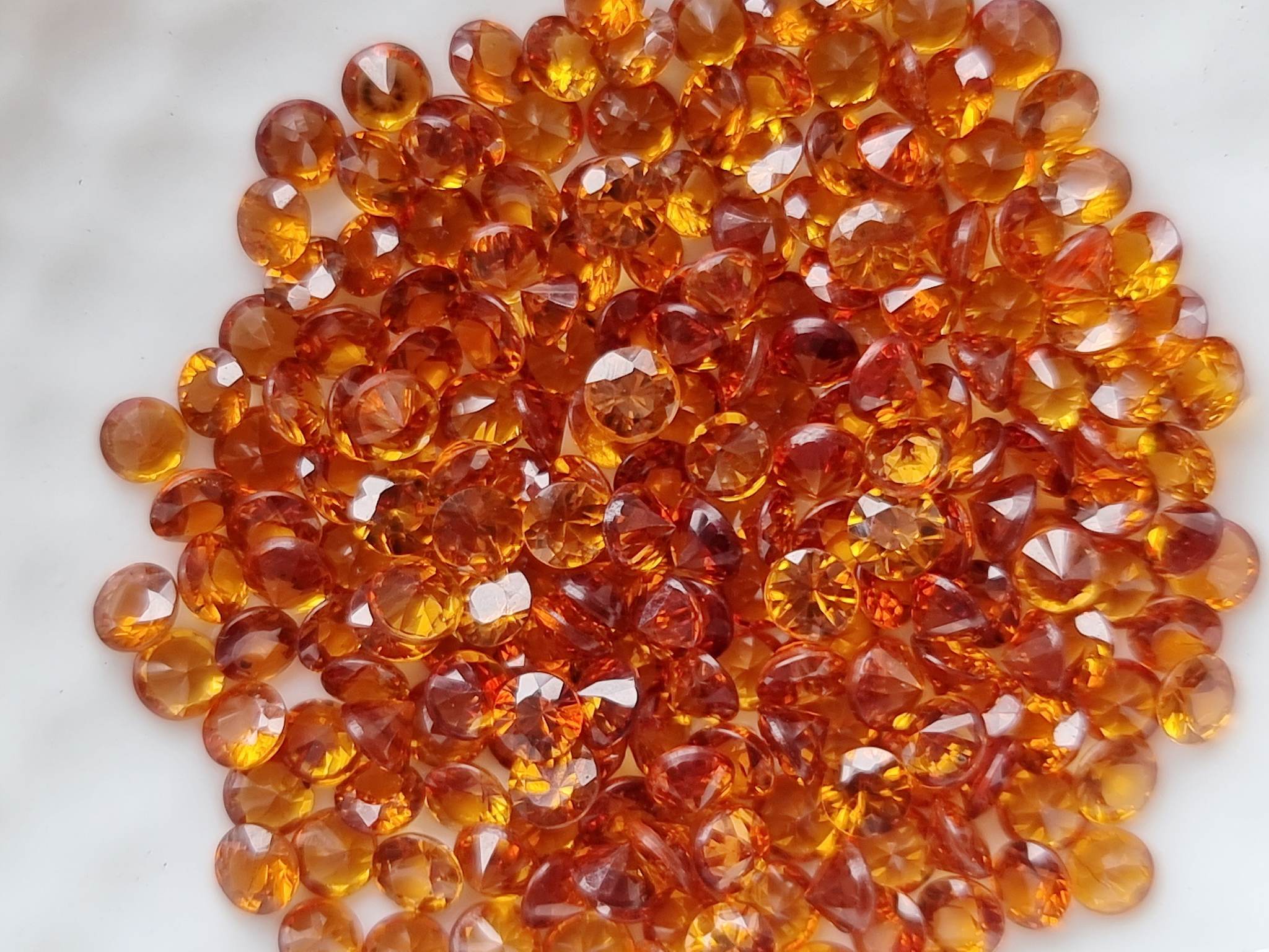 พลอยสเปสซาไทกลมเจียรเหลี่ยม 3.0 mm. 1 กะรัต