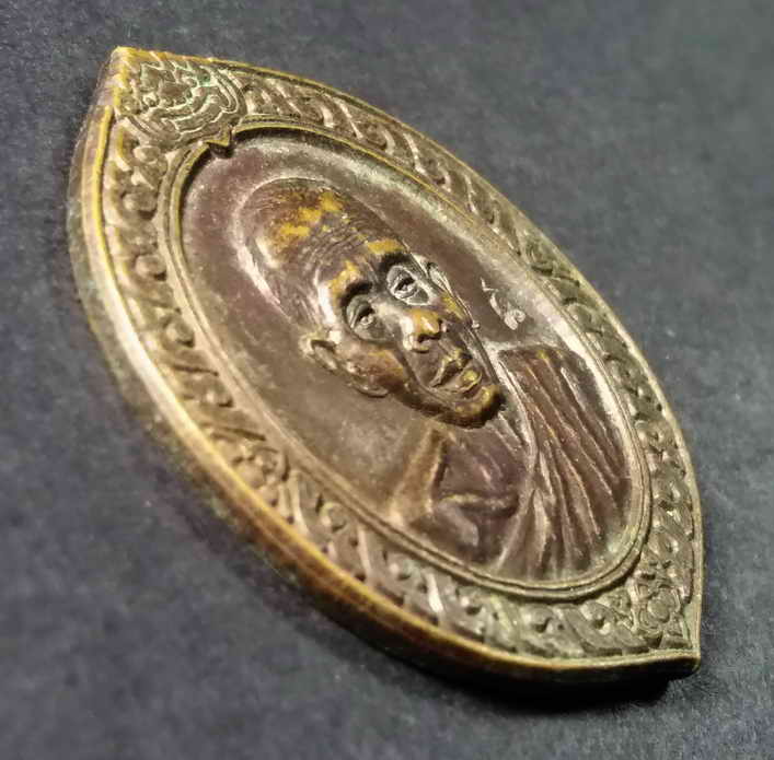 รหัสสินค้า เหรียญคณาจารย์ 121 เหรียญหลวงพ่อคูณวัดบ้านไร่ ออกวัดฝั่งหมิ่น ตำบลริมกก อำเภอเมือง จังหวัดเชียงราย สร้างปี 2537 รุ่นอนุรักษ์มรดกไทย จัดสร้างในพิธีวางศิลาฤกษ์อาคารพิพิธภัณฑ์พื้นบ้าน ตอกโค๊ต