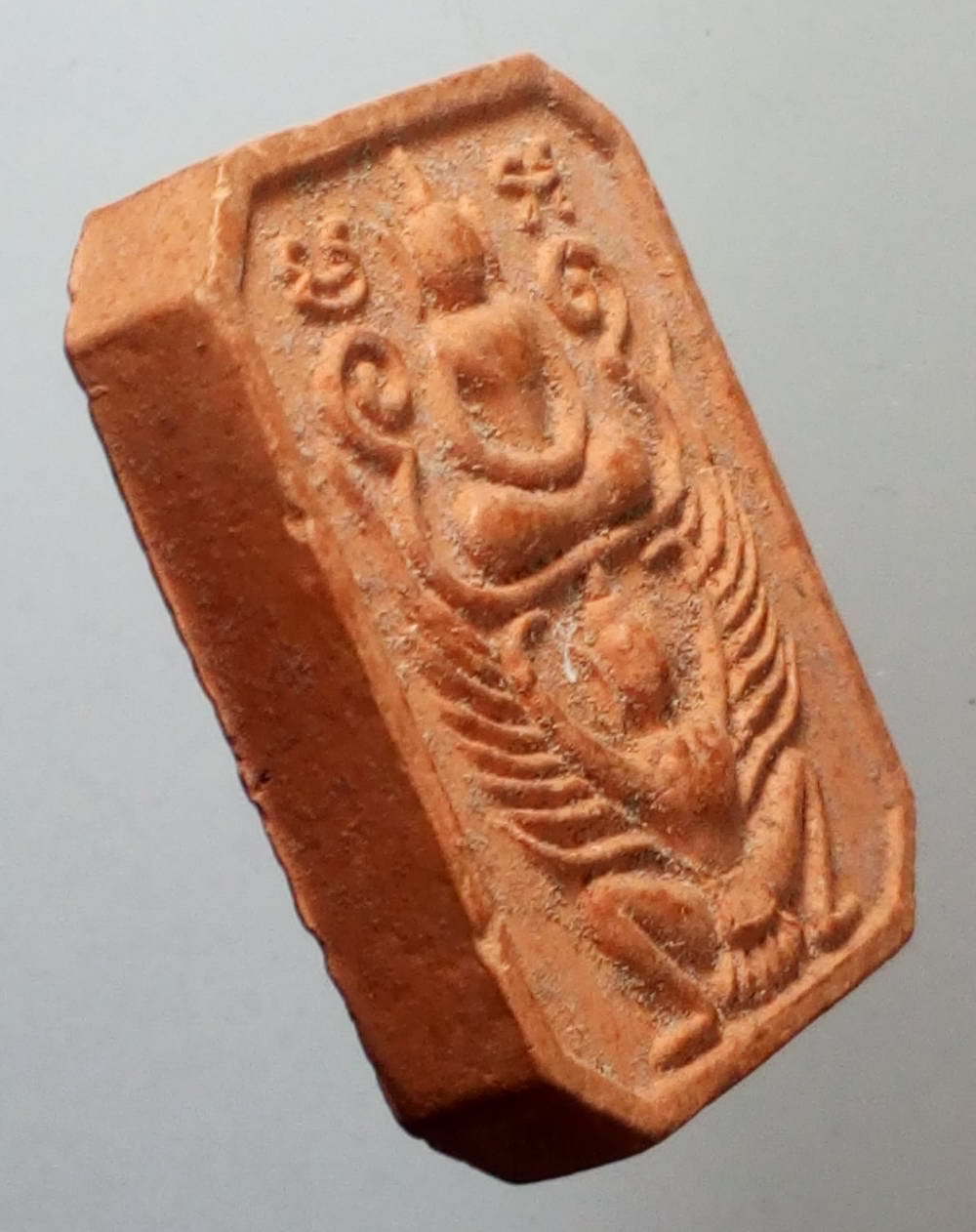 รหัสสินค้า พระไม่ทราบที่ 129 พระเนื้อดินเผาพิมพ์ขี่ครุฑ หลังยันต์ เกราะเพชร ไม่ทราบที่ พระรายการนี้ให้เช่าบูชาแล้ว