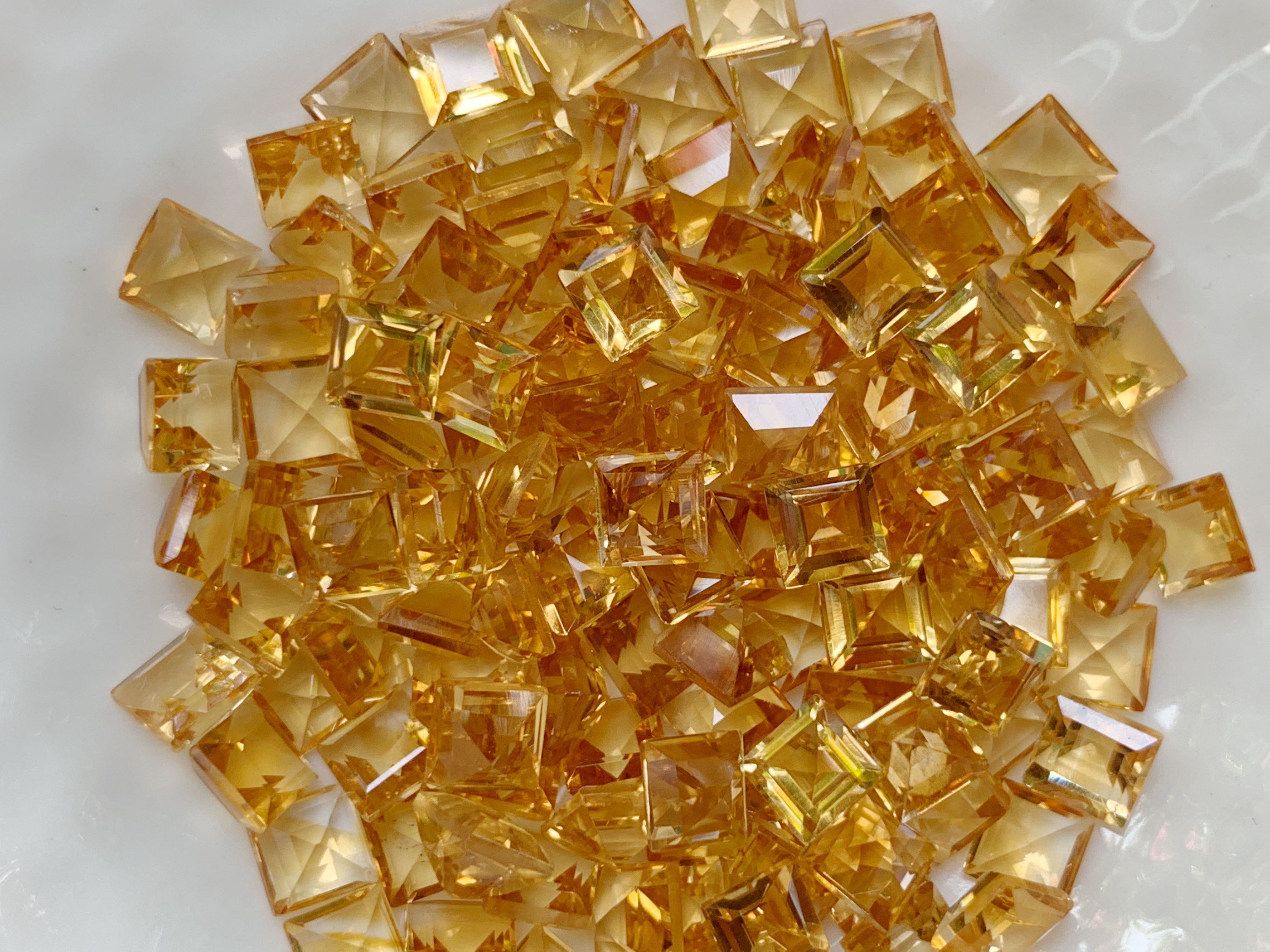 ซิทรินสีอ่อนสี่เหลี่ยม 4x4 มม. 5 กะรัต