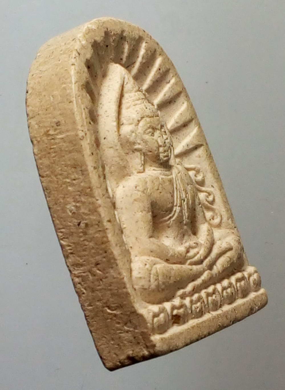 รหัสสินค้า พระไม่ทราบที่ 162 พระซุ้มกอเนื้อผง พิมพ์ใหญ่มีกนก ไม่ทราบที่ พระรายการนี้ให้เช่าบูชาแล้ว