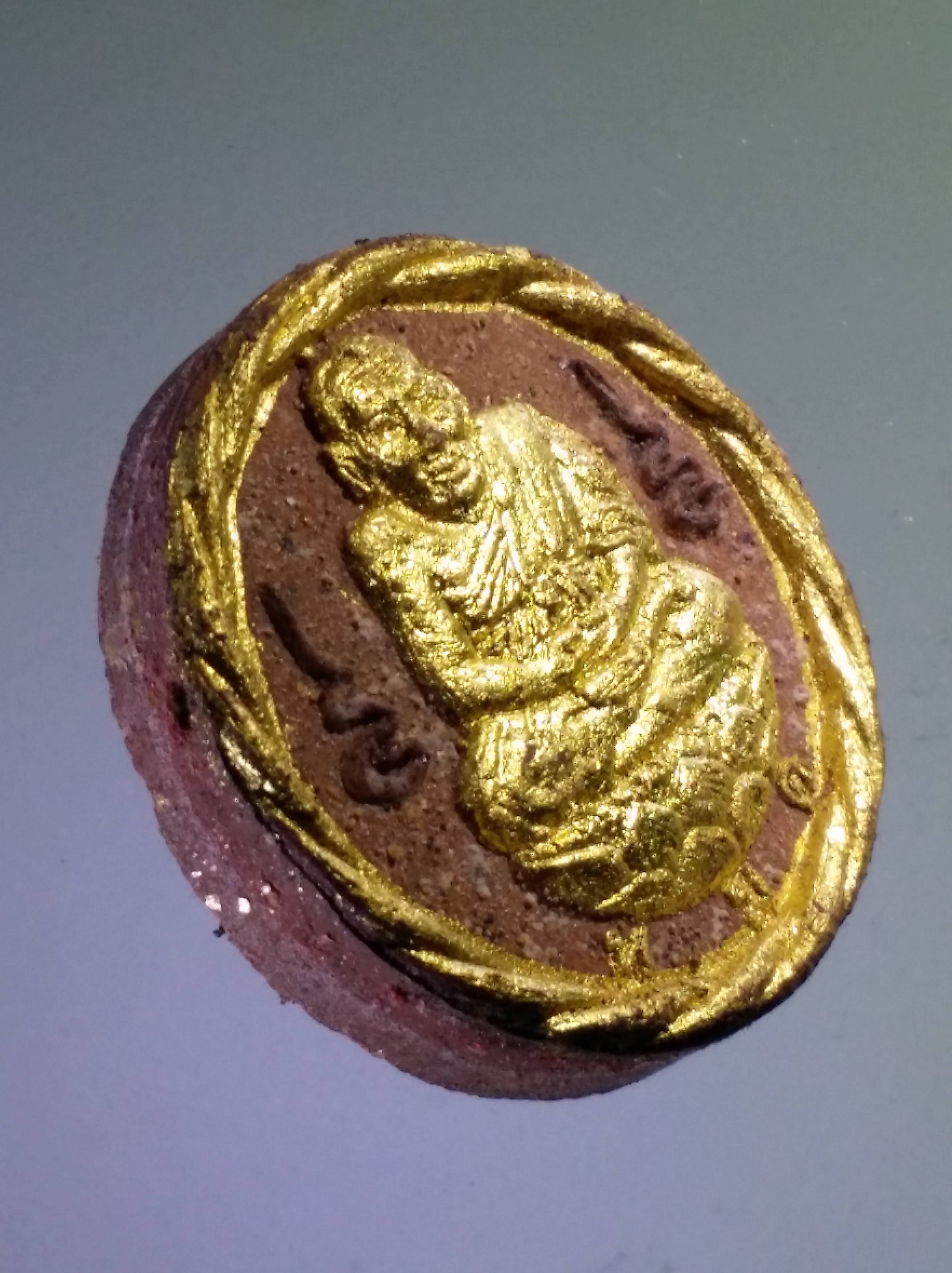 รหัสสินค้า จตุคามรามเทพ 423 หลวงปู่ทวด - จตุคามรามเทพ รุ่นปาฏิหาริย์ วัดห้วยมงคล จังหวัดประจวบคีรีขันธ์ เนื้อว่านปัดทอง ขอบเกลียวเชือก แจกกรรมการ