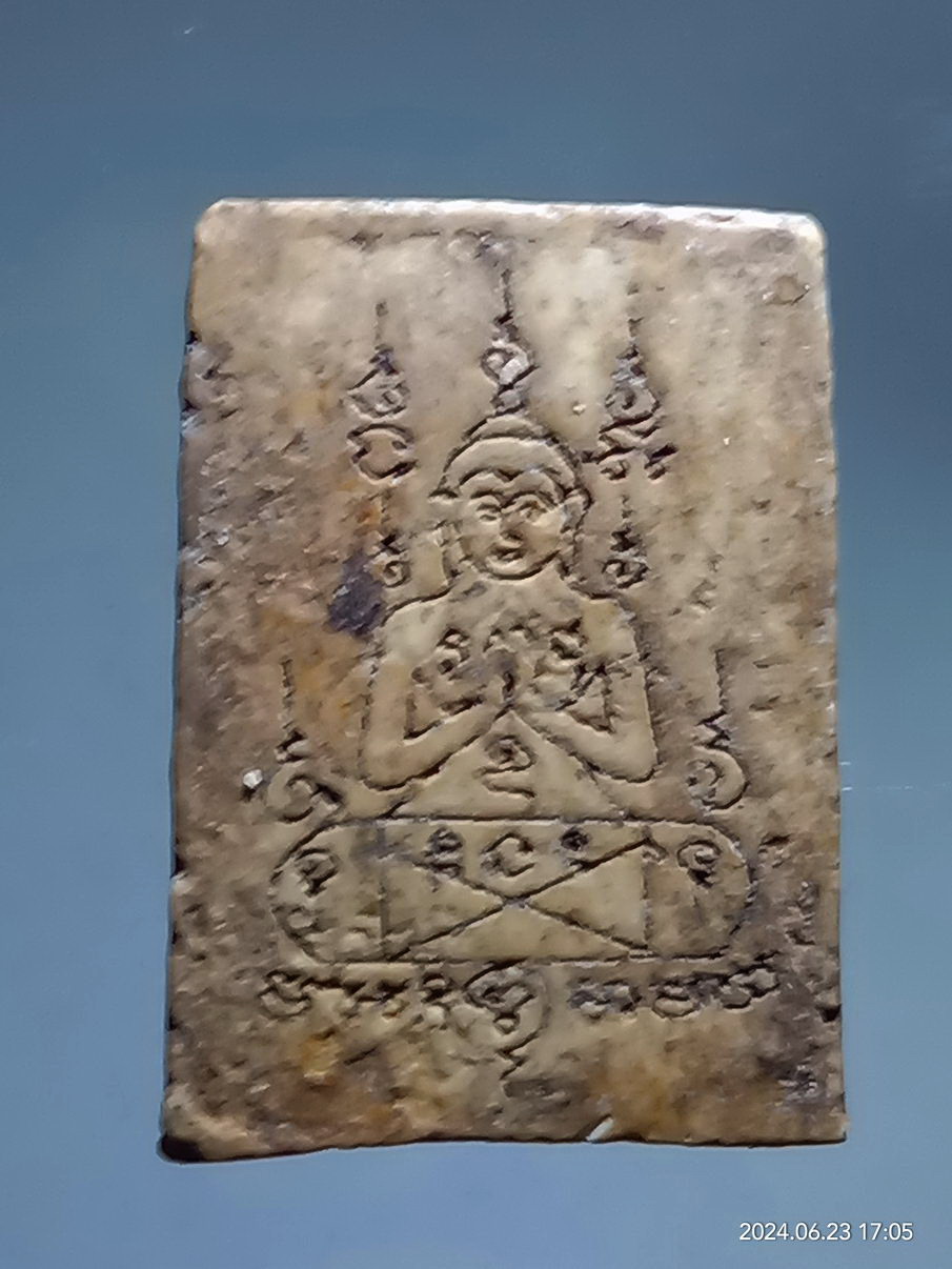 รหัสสินค้า พระเนื้อดิน เนื้อผง เนื้อว่าน 296 พระผงของขวัญ หลังยันต์ องค์พระ ยันต์ทางด้านหลัง คล้ายกับหลวงพ่อคง วัดวังสรรพรส หาข้อมูลทางอินเตอร์เน็ตไม่เจอ เชิญครับไม่แพง