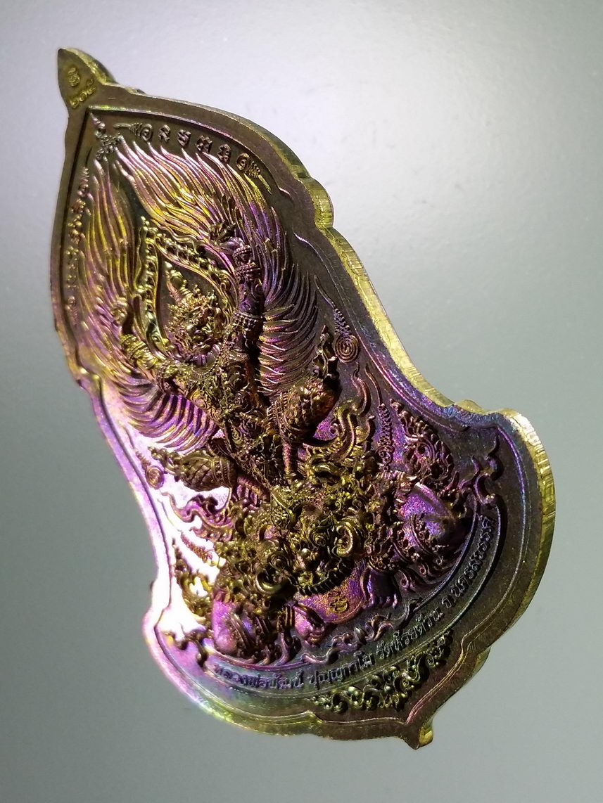 รหัสสินค้า พระมีกล่อง 074 เหรียญท้าวเวสสุวรรณ หน้าเทวดา รุ่นเศรษฐีรวยทันใจ ๒ หลวงพ่อพัฒน์ วัดห้วยด้วน อำเภอหนองบัว จังหวัดนครสวรรค์ เนื้อผิวรุ้งลงยาขาว จัดสร้าง 500 เหรียญ ตอกโค๊ต หมายเลข ๒๑๕