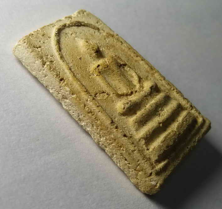 รหัสสินค้า พระไม่ทราบที่ 040 พระสมเด็จเนื้อผงไม่ทราบที่ เนื้อหาเก่ามีอายุ น่าจะเป็นสายวัดระฆัง ทางหลวงปู่นาค หรือไม่ก็หลวงปู่หิน พระรายการนี้ให้เช่าบูชาแล้ว