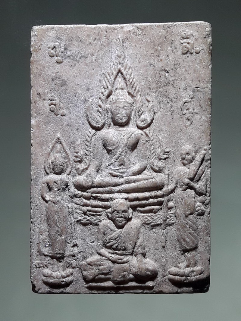 รหัสสินค้า พระเนื้อดิน ผง ว่าน 10401 พระผงหลวงปู่ศุข วัดปากคลองมะขามเฒ่า และพระประธานโบสถ์ พระสิวลี วัดไผ่เลี้ยง เขตหนองแขม กรุงเทพฯ ด้านหลังฝังกิ่งไผ่