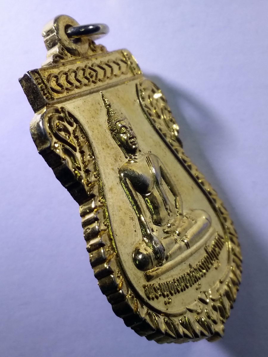 รหัสสินค้า เหรียญพระพุทธ 219 เหรียญเสมากะไหล่ทอง พระพุทธมหาสุวรรณปฏิมากร วัดไตรมิตรวิทยารามวรวิหาร กรุงเทพฯ สร้างปี 2538 ท่านเจ้าคุณธงชัย ปลุกเสก *