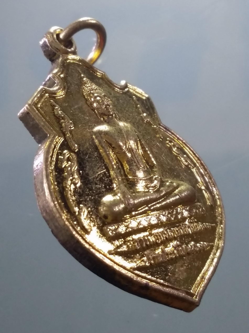 รหัสสินค้า เหรียญพระพุทธ 4138 เหรียญทองฝาบาตร หลวงพ่อมงคลมาลานิมิต หลังพญาครุฑ วัดลำพญา อำเภอบางเลน จังหวัดนครปฐม รุ่นมีเงินมีทอง ขนาดเมื่อเทียบกับเหรียญบาท