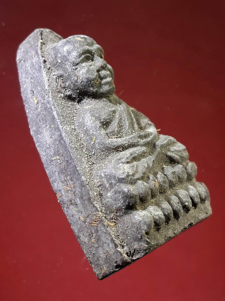 รหัสสินค้า หลวงปู่ทวด วัดต่างๆ 138 หลวงปู่ทวด วัดช้างให้ จ.ปัตตานี ไม่ทราบปีที่สร้าง เนื้อว่านโรยไม้ พิมพ์เตารีดหัวแหลม หลังตัวหนังสือนูน