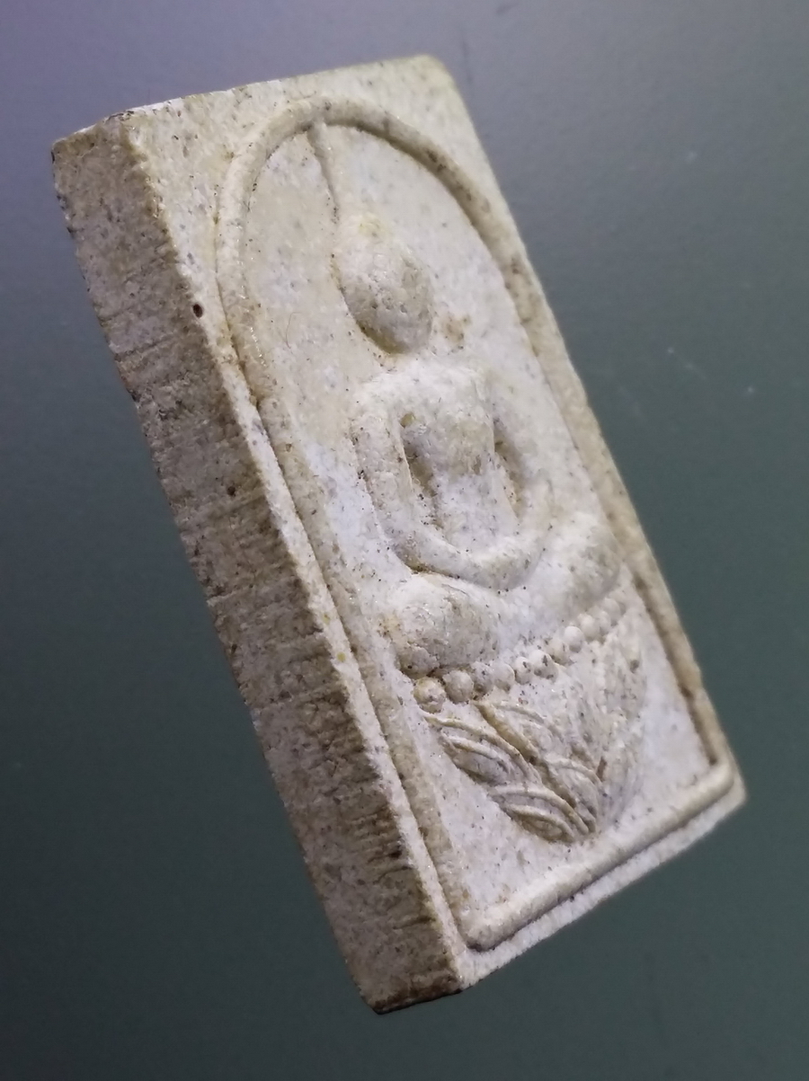 รหัสสินค้า พระสมเด็จ วัดต่างๆ 1055 พระสมเด็จเนื้อผงฐานบัว หลังรูปเหมือน หลวงปู่บุดดา ถาวโร วัดกลางชูศรีเจริญสุข จังหวัดสิงห์บุรี รุ่น หนึ่งศตวรรษ