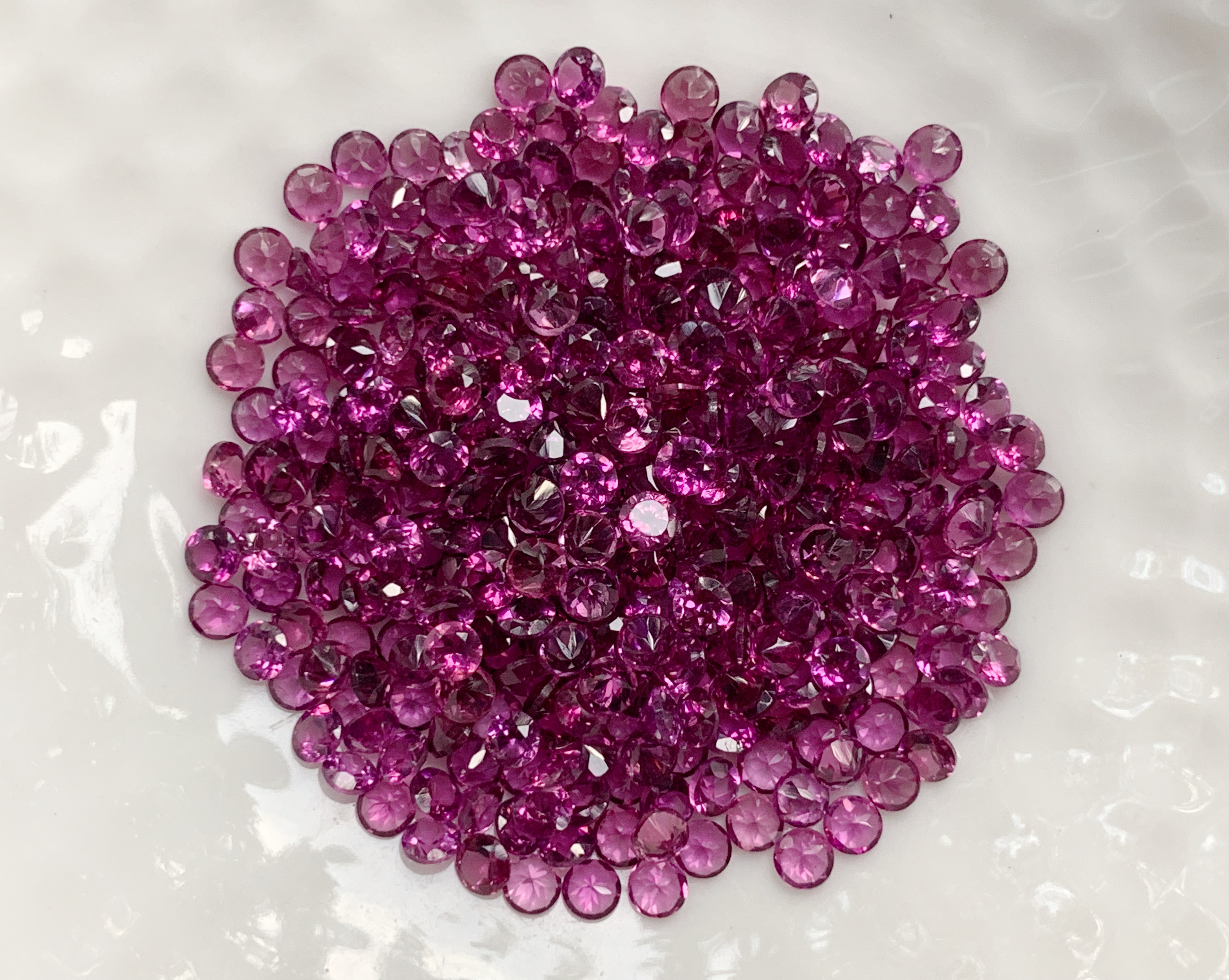 โรโดไลท์ม่วงกลม 2.5 มม. 5 กะรัต