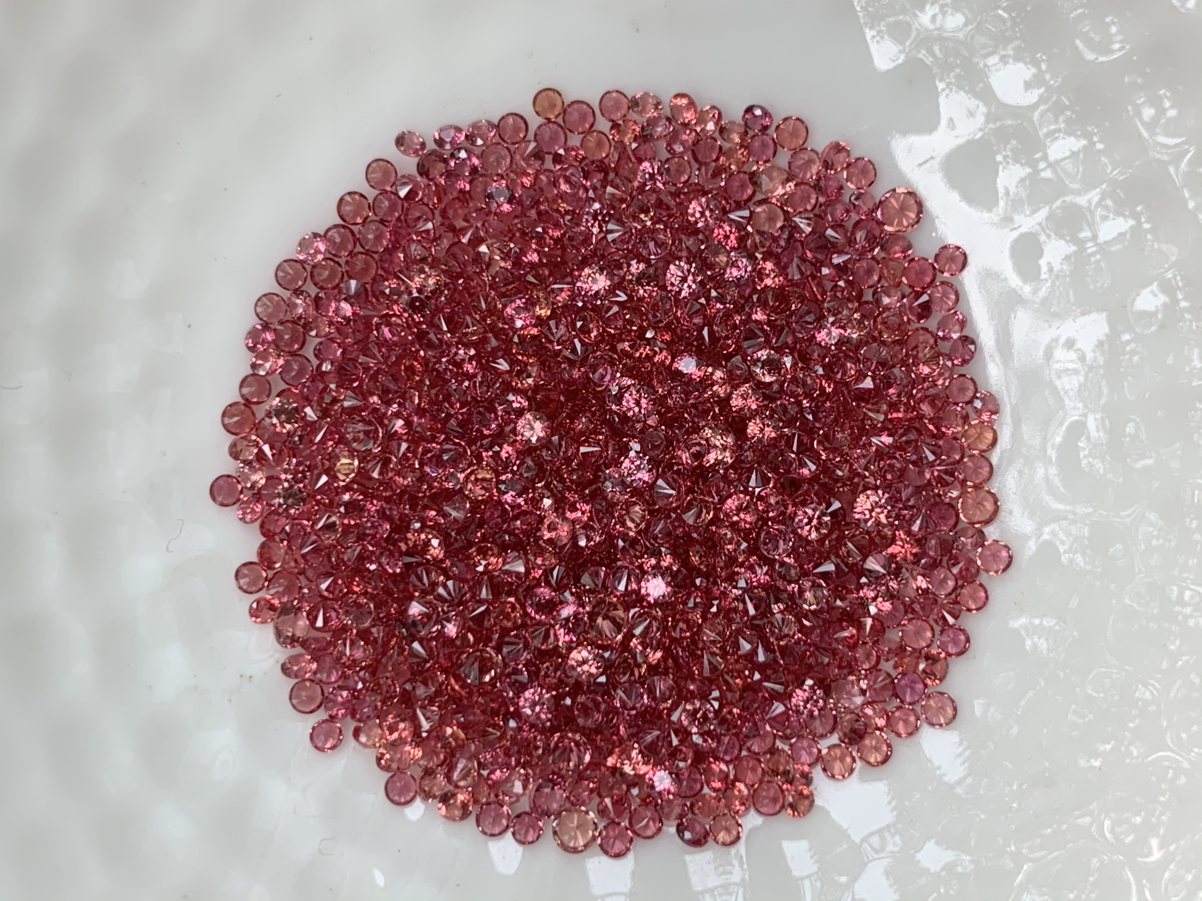 Orange-Red sapphire กลม 1.5 มม. 1 กะรัต