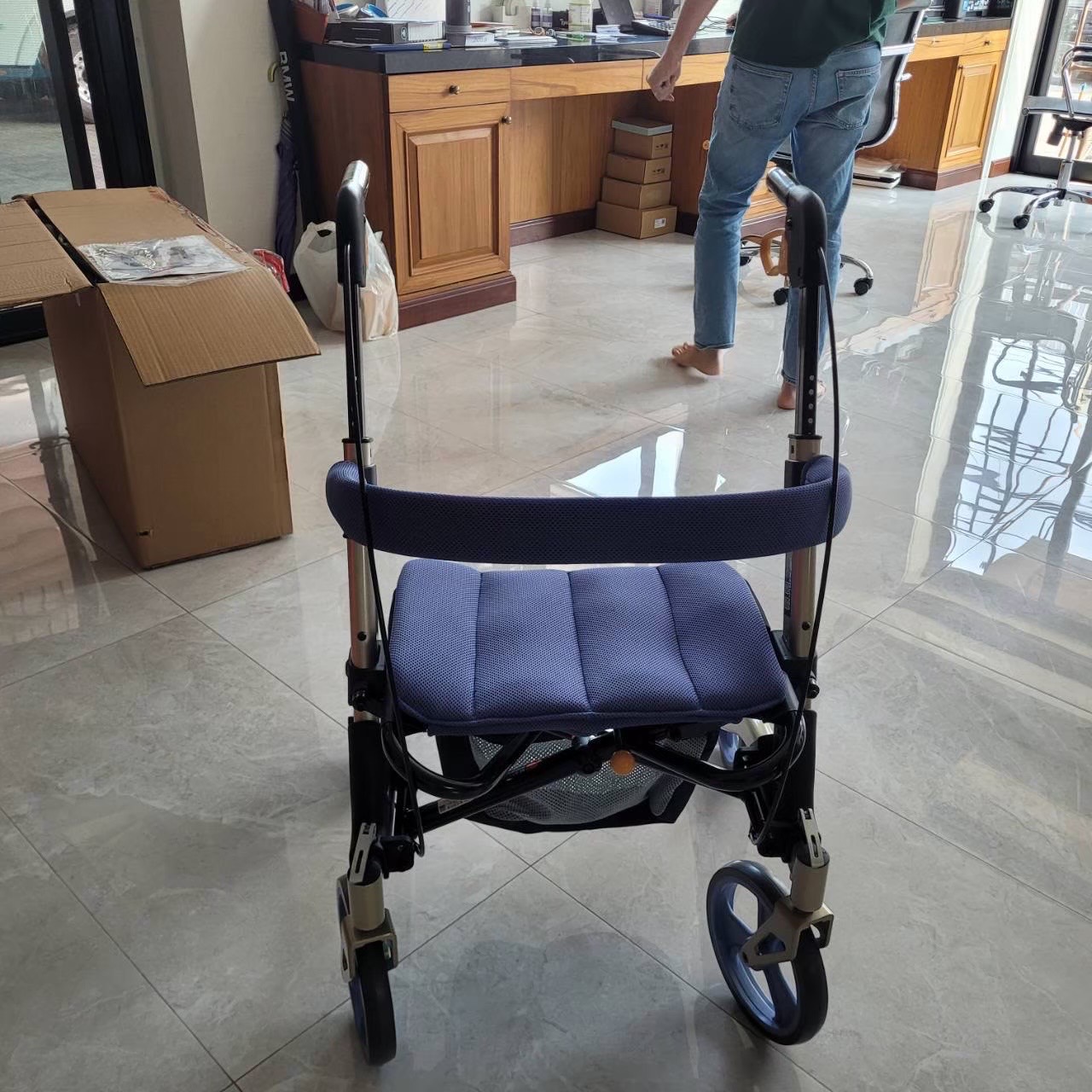 รถเข็นช่วยพยุงเดิน แบรนด์จากประเทศญี่ปุ่น ( 歩行器 ) Matsunaga รุ่น MV100 น้ำหนักเบา พกพาสะดวก นั่งสบาย พับเก็บได้ (Best Seller)